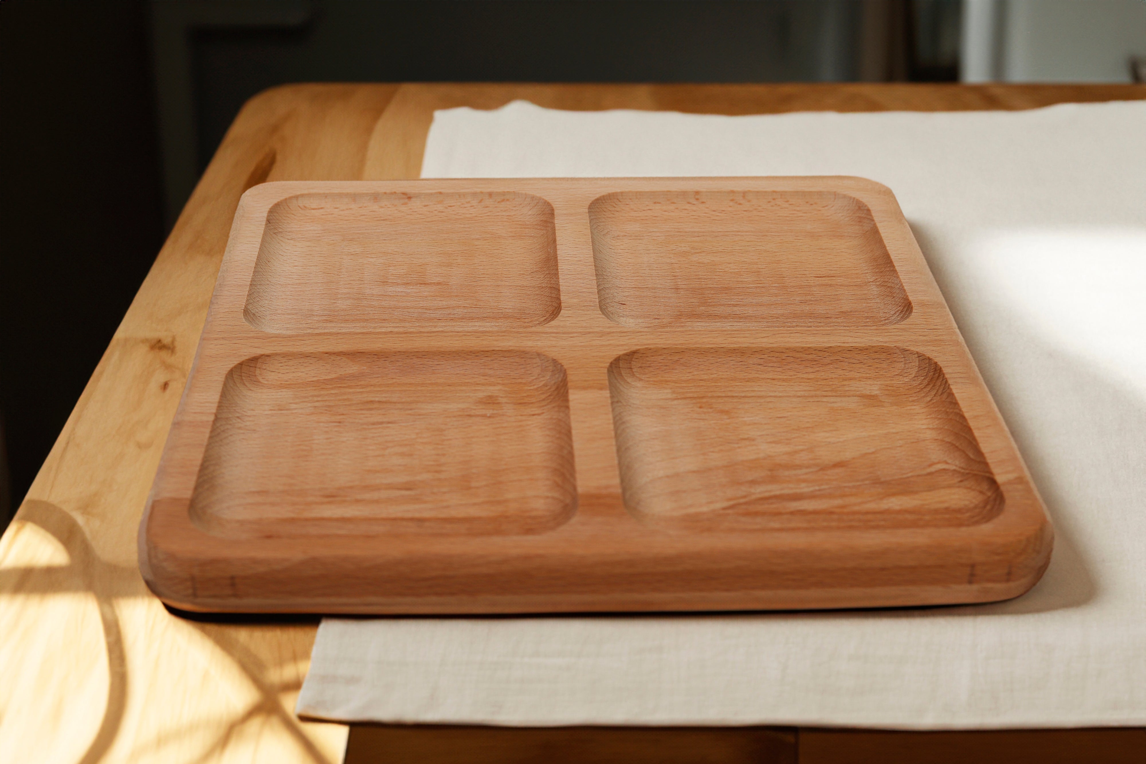 Holzteller / Holzuntersetzer / Holztablett / Servierplatte mit 4 Unterteilungen aus Buchenholz- HolzRepublik