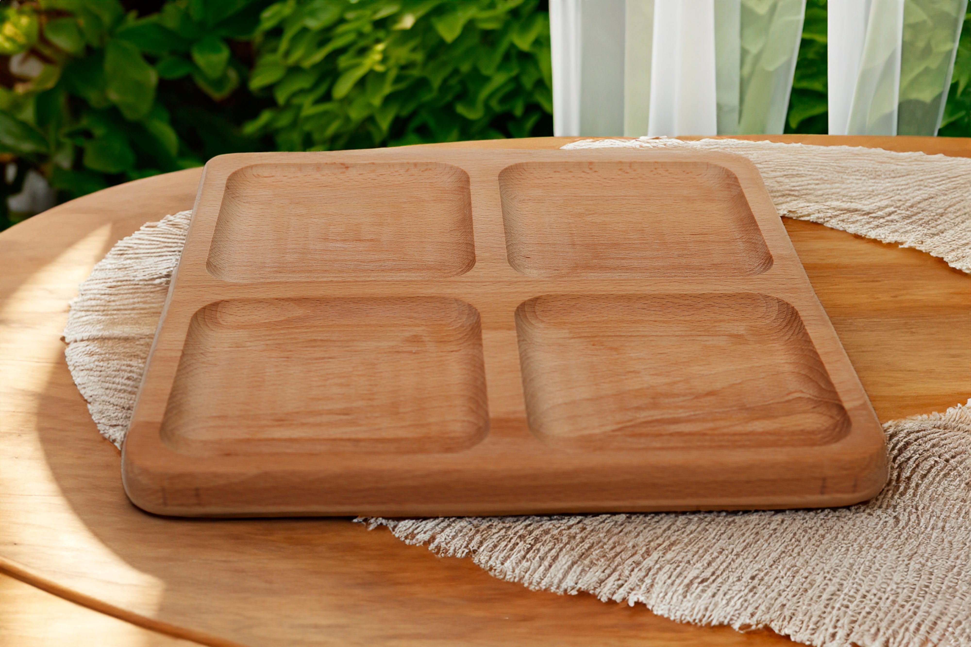 Holzteller / Holzuntersetzer / Holztablett / Servierplatte mit 4 Unterteilungen aus Buchenholz- HolzRepublik