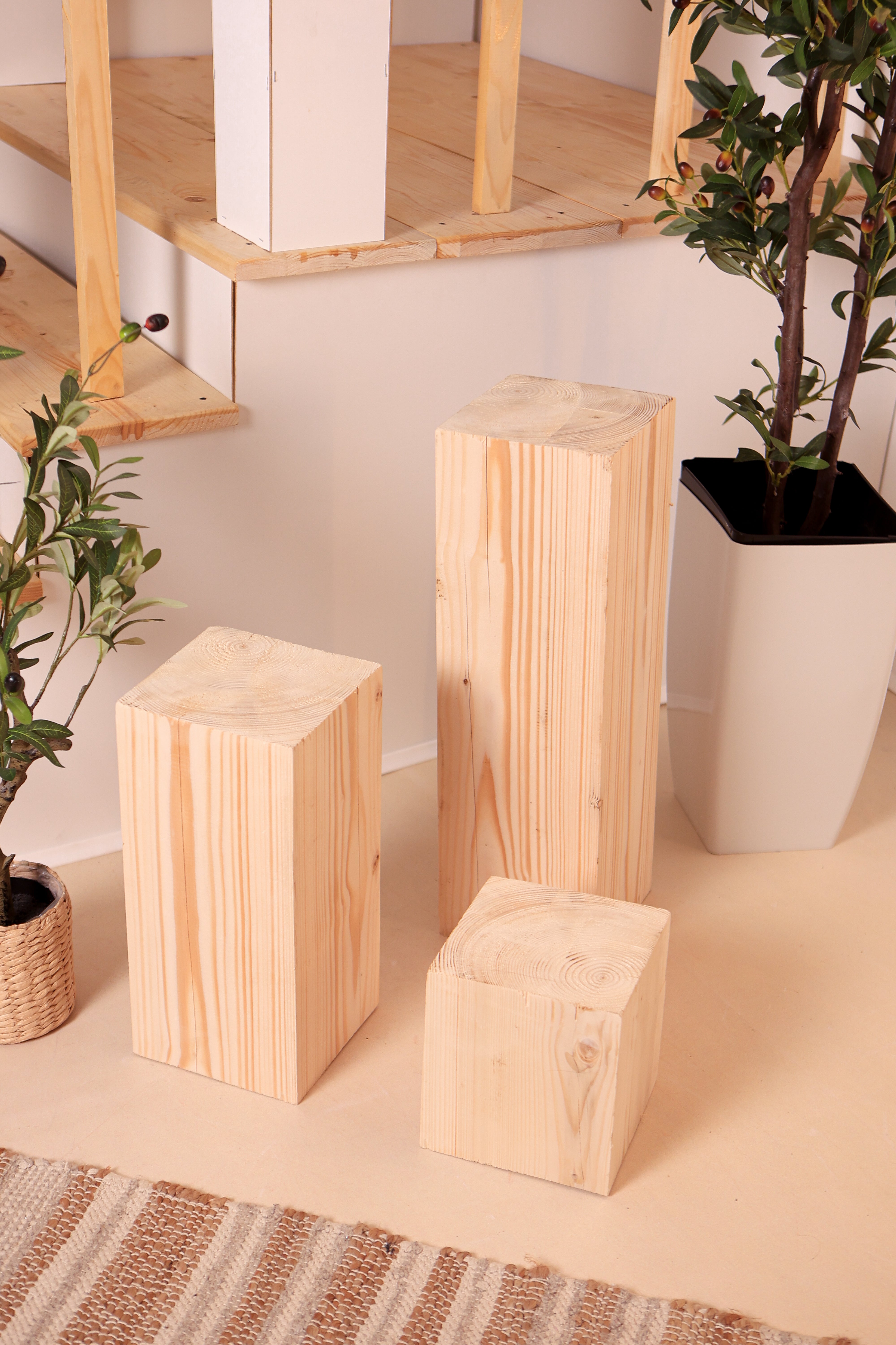 Natürlicher hölzerner Würfel-Nachttisch / Hocker / Holzuntersetzer / Blumenuntersetzer / Holzstamm / Holzblock- HolzRepublik