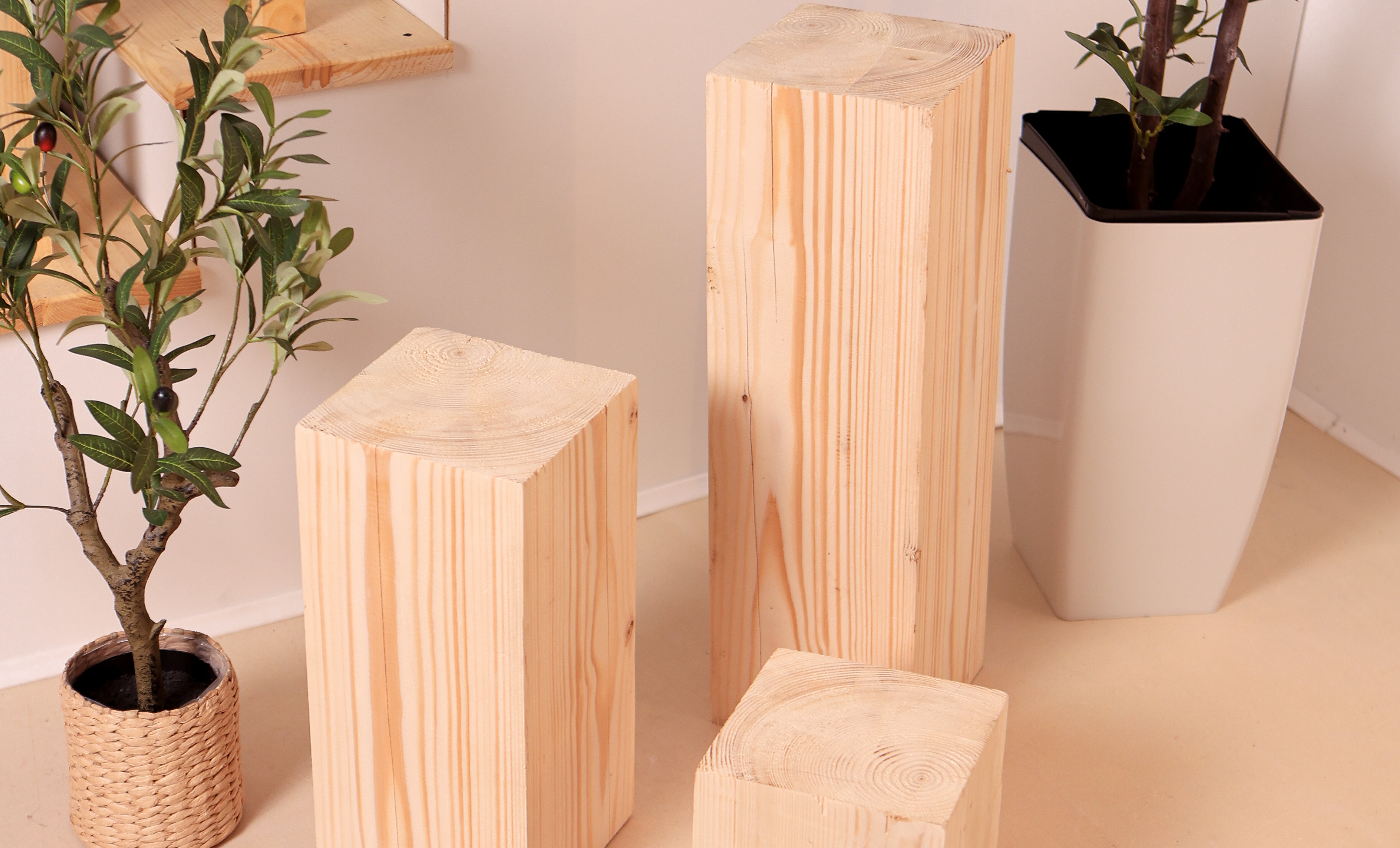 Natürlicher hölzerner Würfel-Nachttisch / Hocker / Holzuntersetzer / Blumenuntersetzer / Holzstamm / Holzblock- HolzRepublik