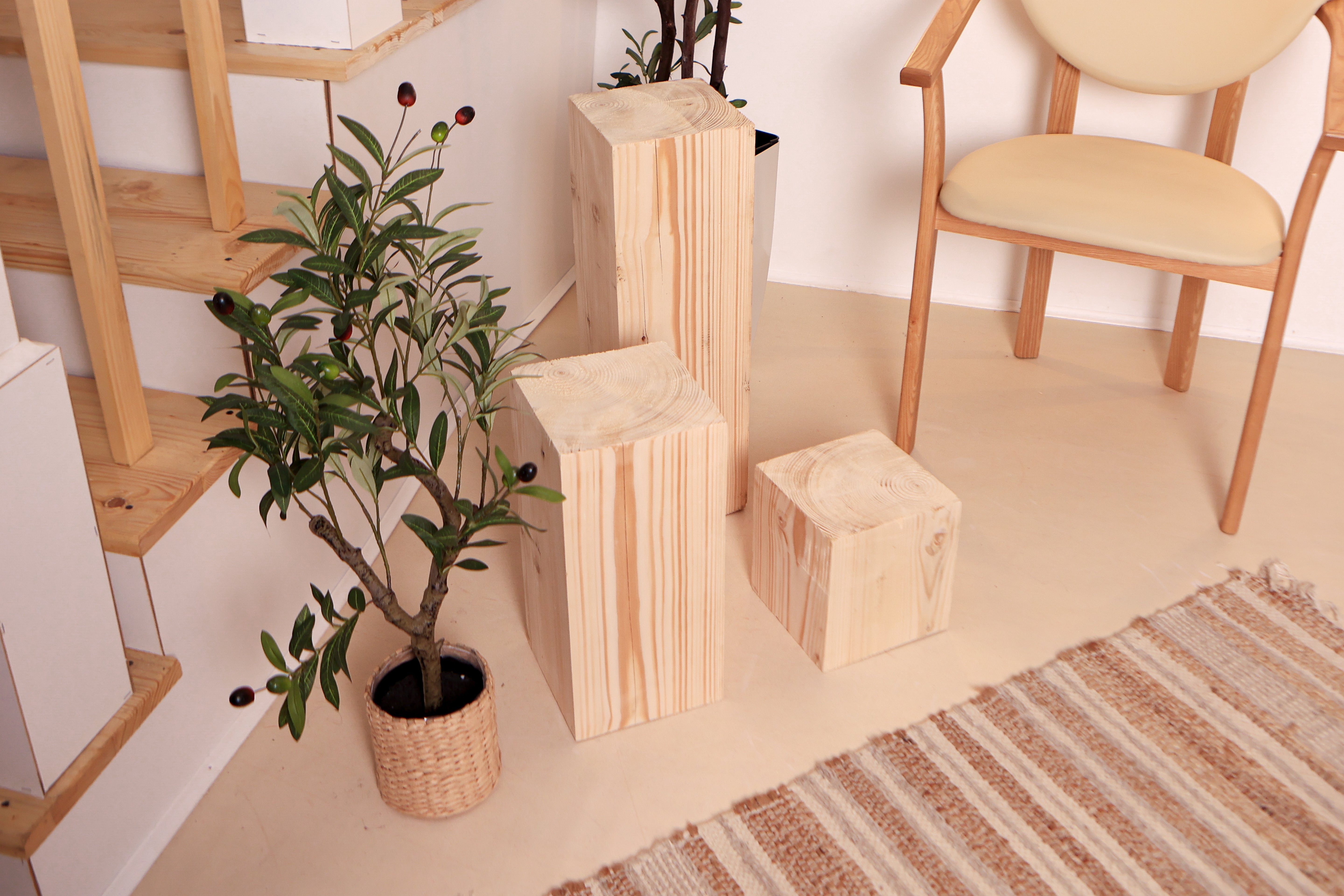 Natürlicher hölzerner Würfel-Nachttisch / Hocker / Holzuntersetzer / Blumenuntersetzer / Holzstamm / Holzblock- HolzRepublik