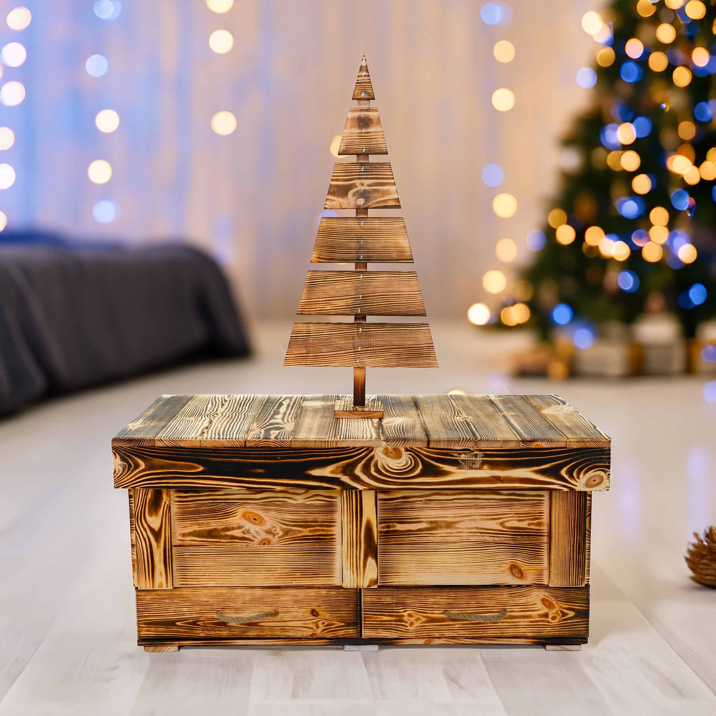 Holztruhe / Weihnachtstruhe Geflammt 100x46x40 cm mit Tablett und Holzweihnachtsbaum- HolzRepublik