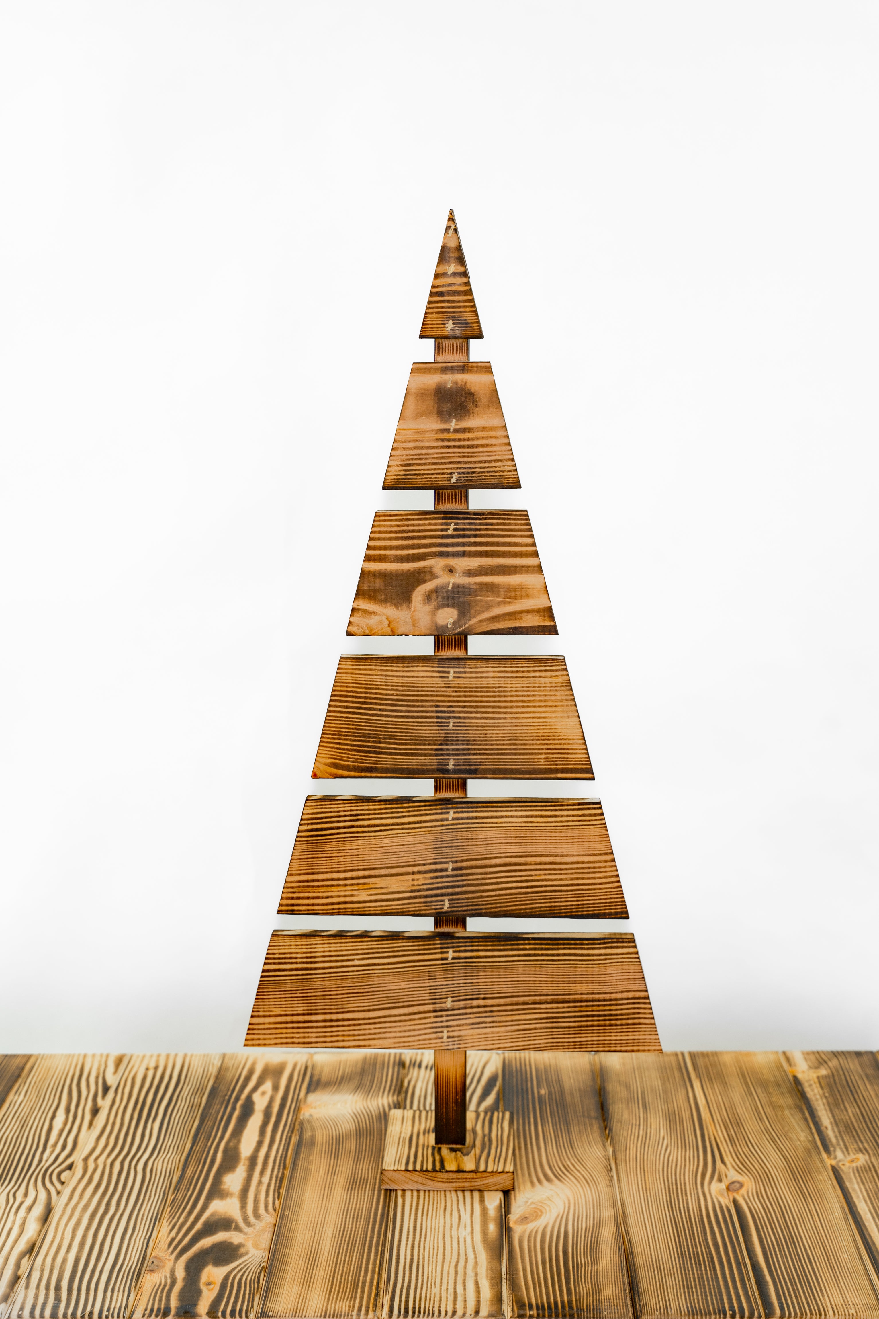 Holztruhe / Weihnachtstruhe Geflammt 100x46x40 cm mit Tablett und Holzweihnachtsbaum- HolzRepublik