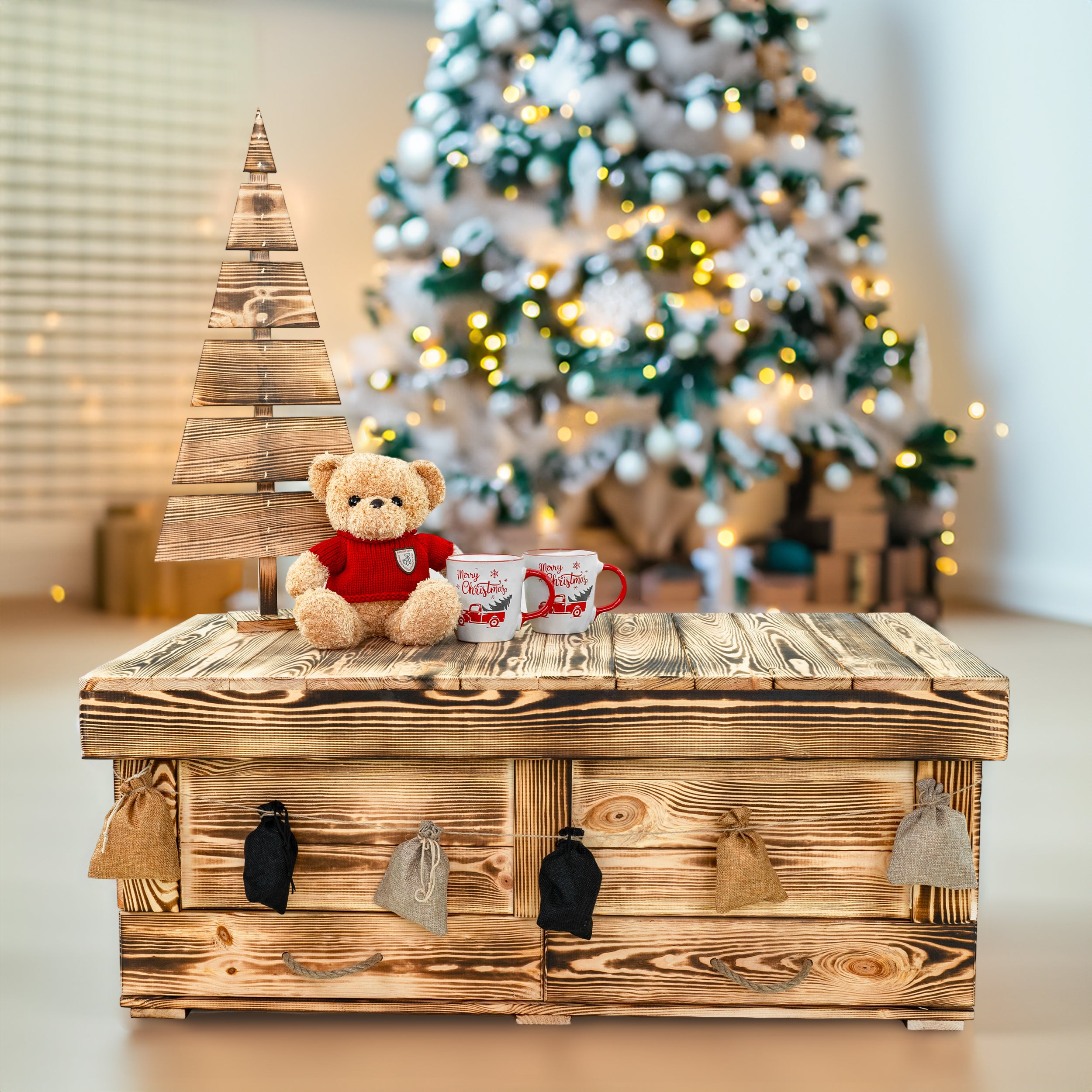 Holztruhe / Weihnachtstruhe Geflammt 100x46x40 cm mit Tablett und Holzweihnachtsbaum- HolzRepublik
