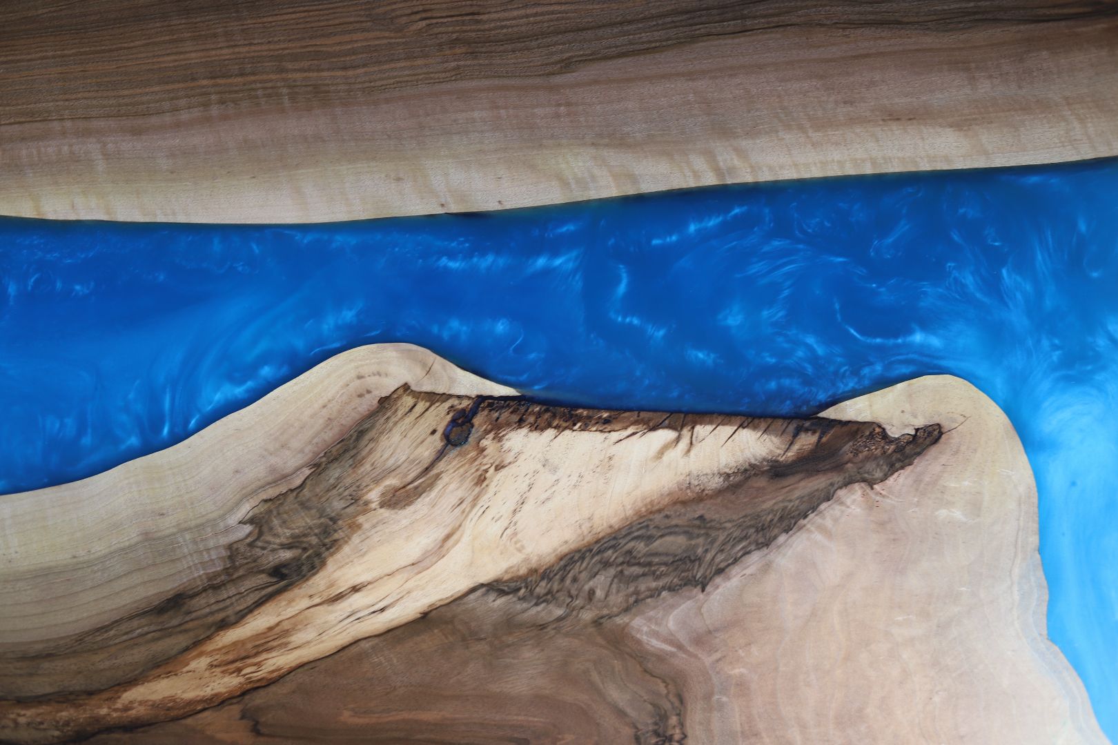 Rechteckige Esstischplatte mit blauem Epoxidharz / Holztischplatte / Epoxidtisch / Designertisch mit Epoxidharz- HolzRepublik