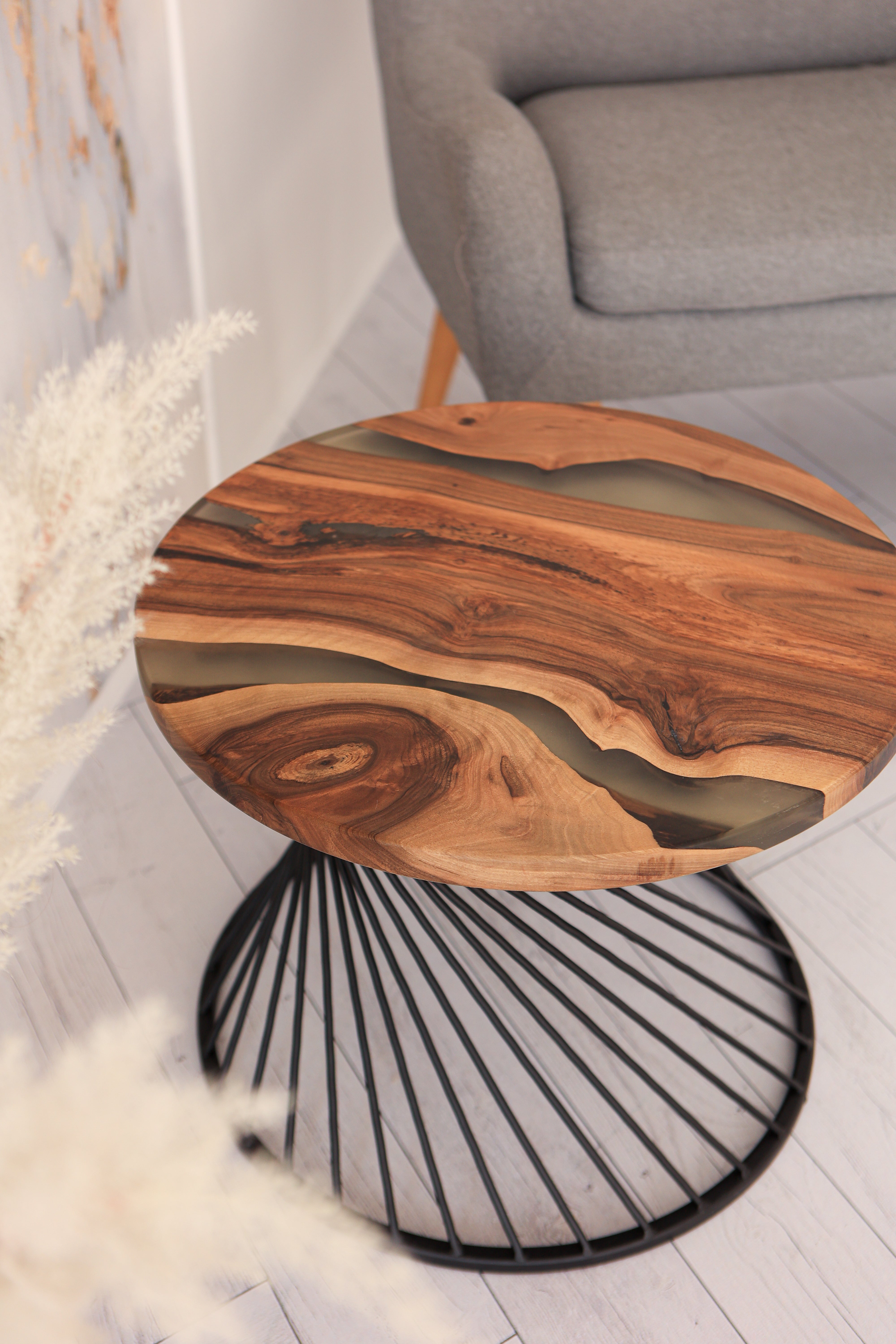 Runder Couchtisch mit transparentem Epoxidharz / Beistelltisch aus Massivholz / Design-Couchtisch / Unikat- HolzRepublik
