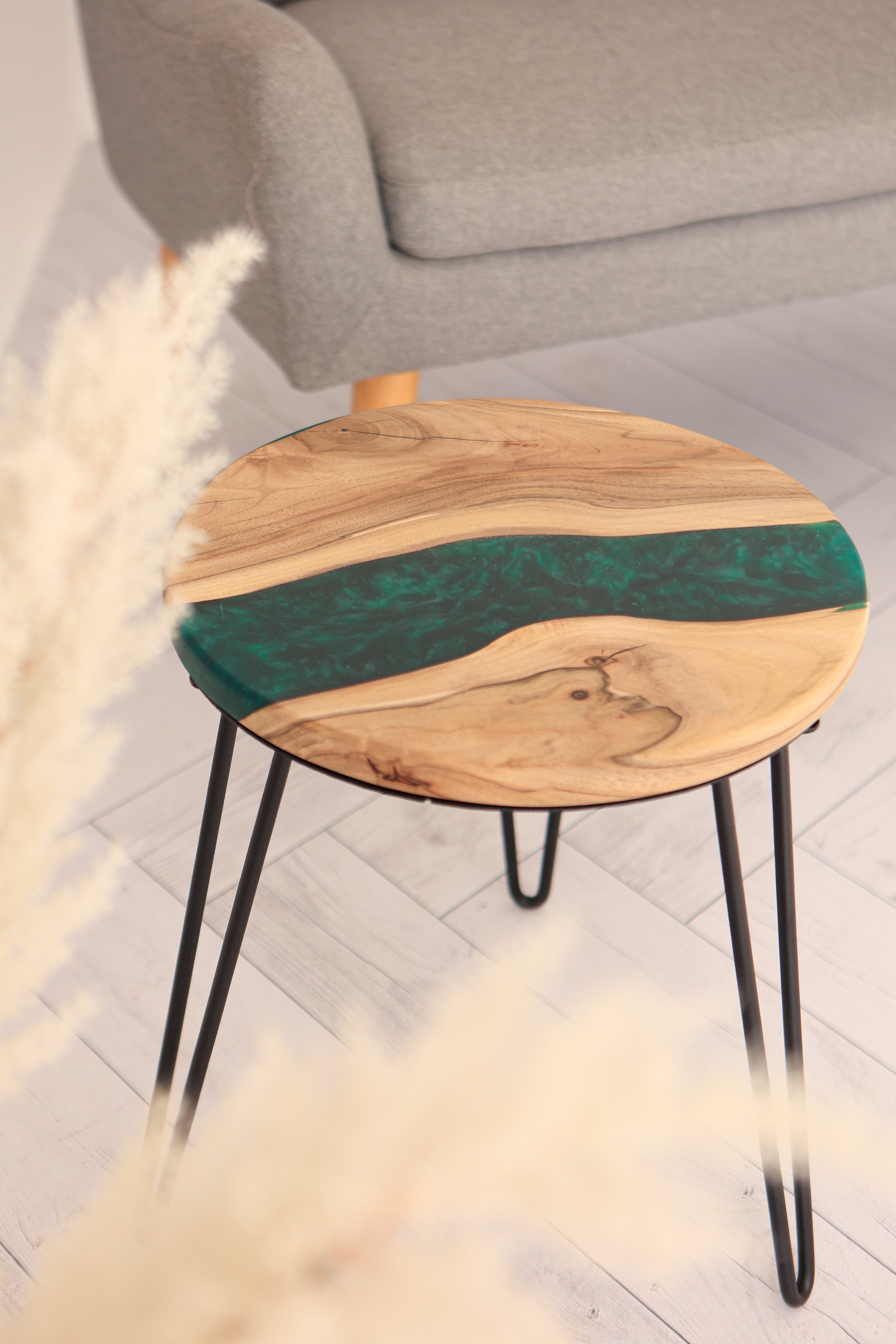 Runder Couchtisch mit grünem Epoxidharz / Beistelltisch aus Massivholz / Design-Couchtisch / Unikat- HolzRepublik
