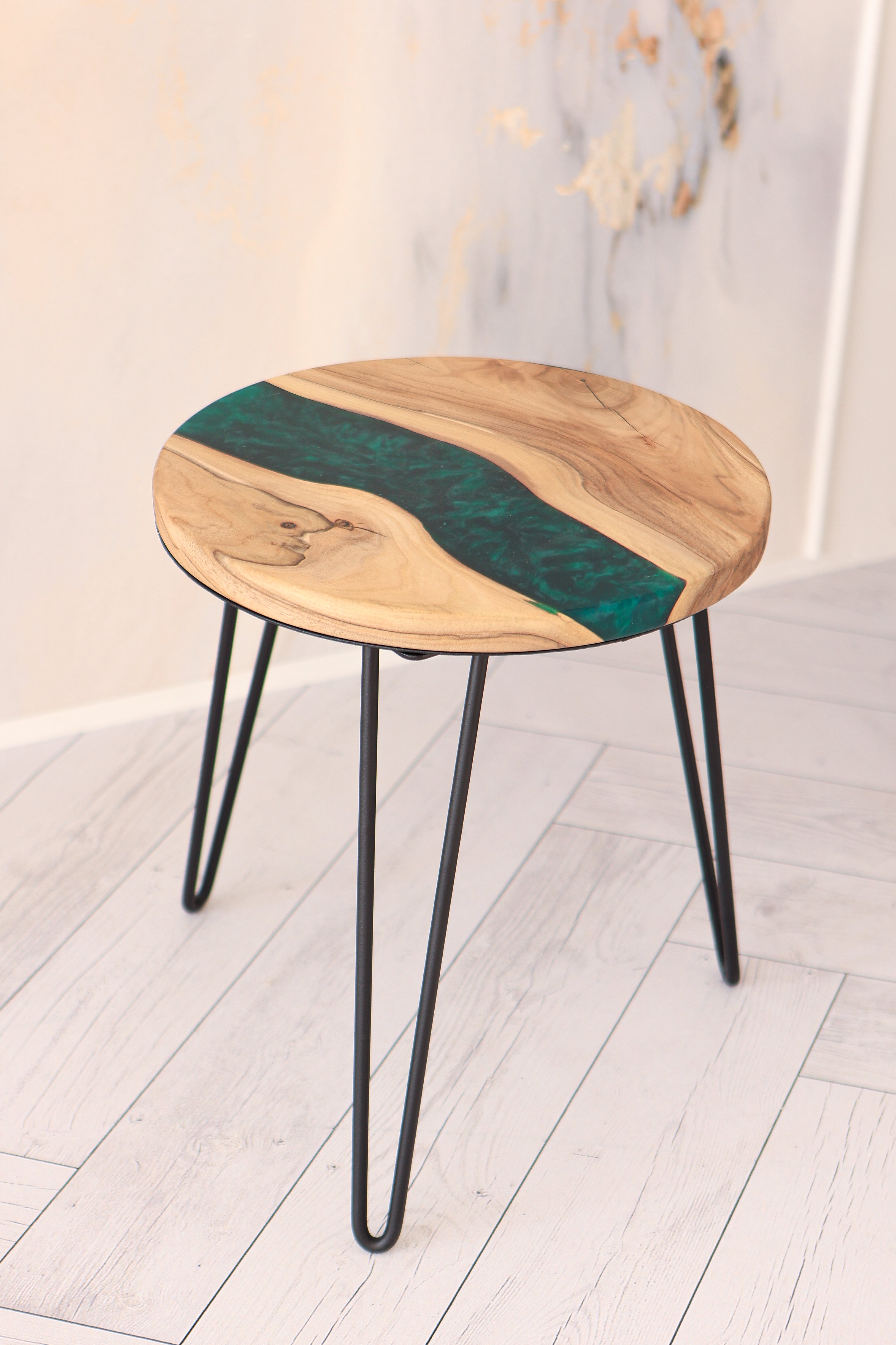 Runder Couchtisch mit grünem Epoxidharz / Beistelltisch aus Massivholz / Design-Couchtisch / Unikat- HolzRepublik