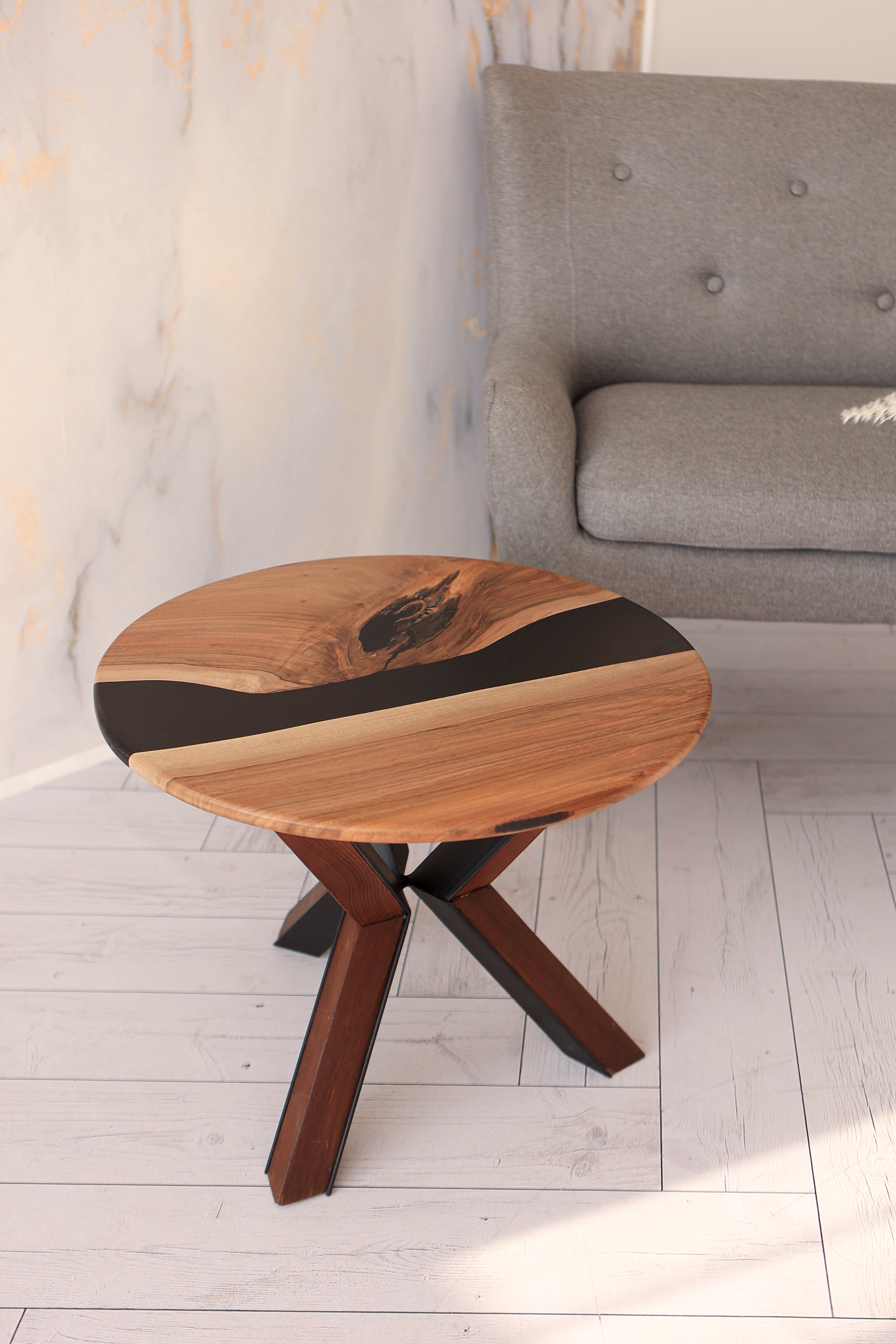 Runder Couchtisch mit schwarzem Epoxidharz / Beistelltisch aus Massivholz / Design-Couchtisch / Unikat- HolzRepublik