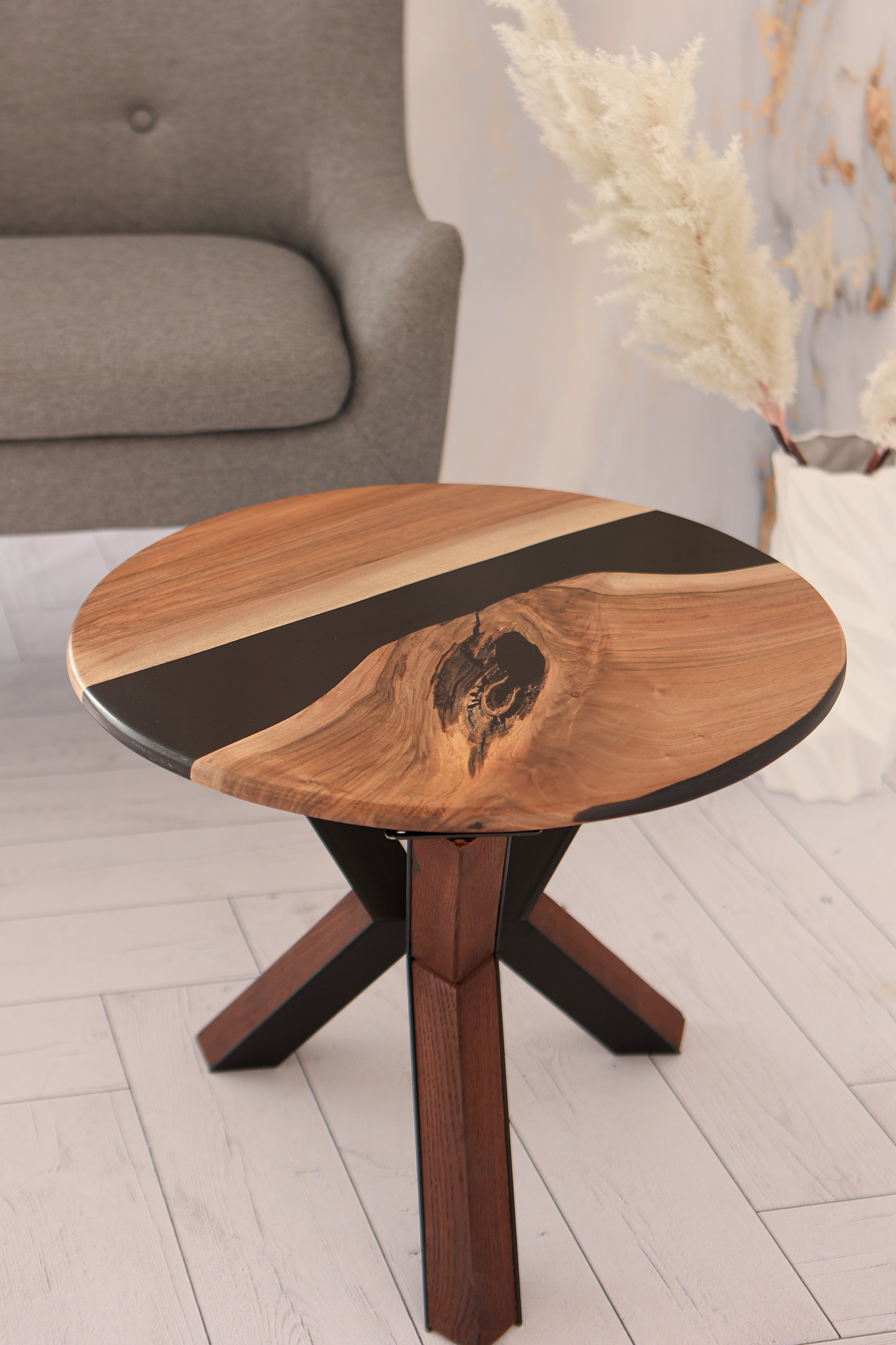 Runder Couchtisch mit schwarzem Epoxidharz / Beistelltisch aus Massivholz / Design-Couchtisch / Unikat- HolzRepublik