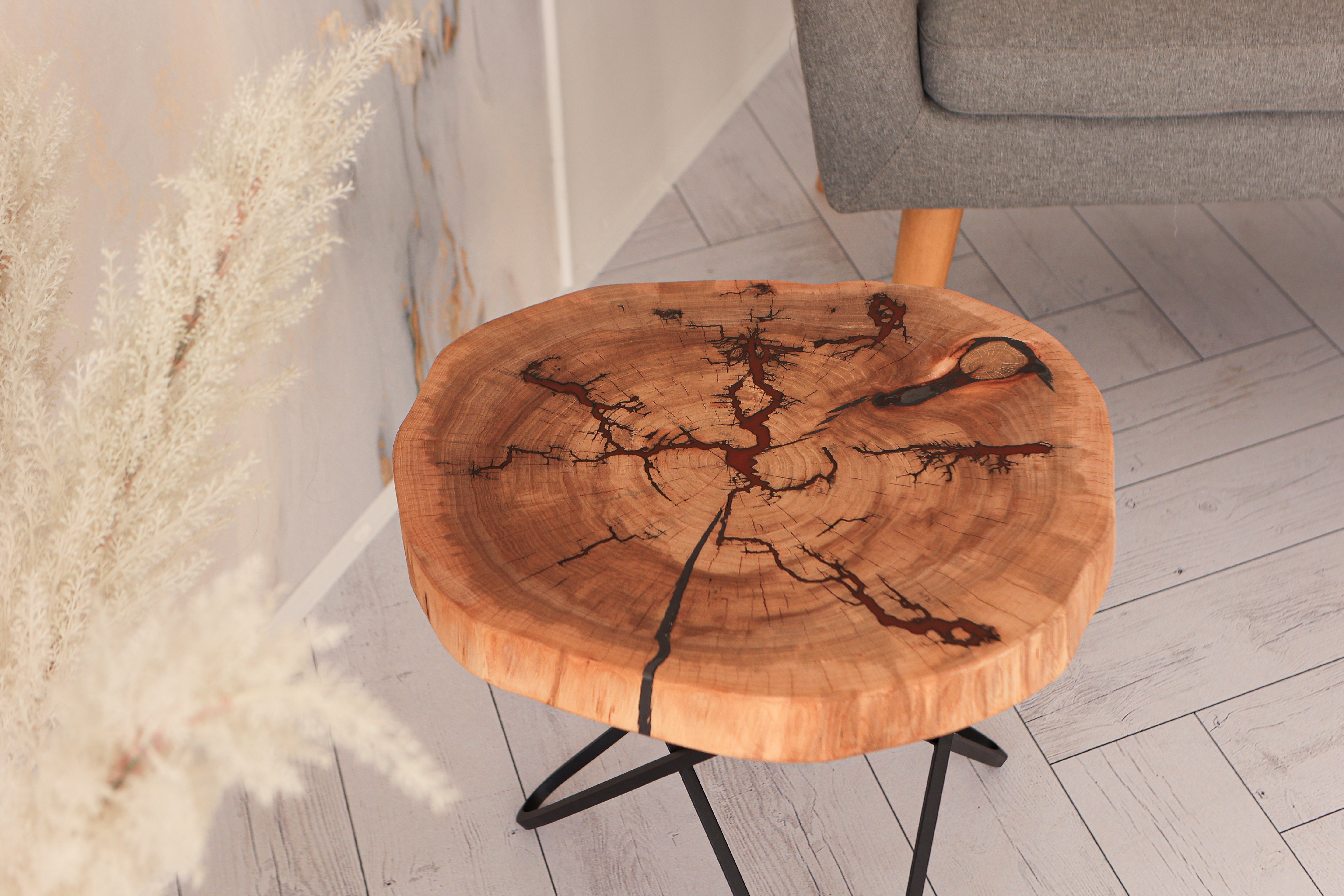 Couchtisch aus Akazienholz mit Epoxidharz / Beistelltisch aus Massivholz / Baumscheibe / Baumstamm / Holzscheibe / Rundschnittholz- HolzRepublik