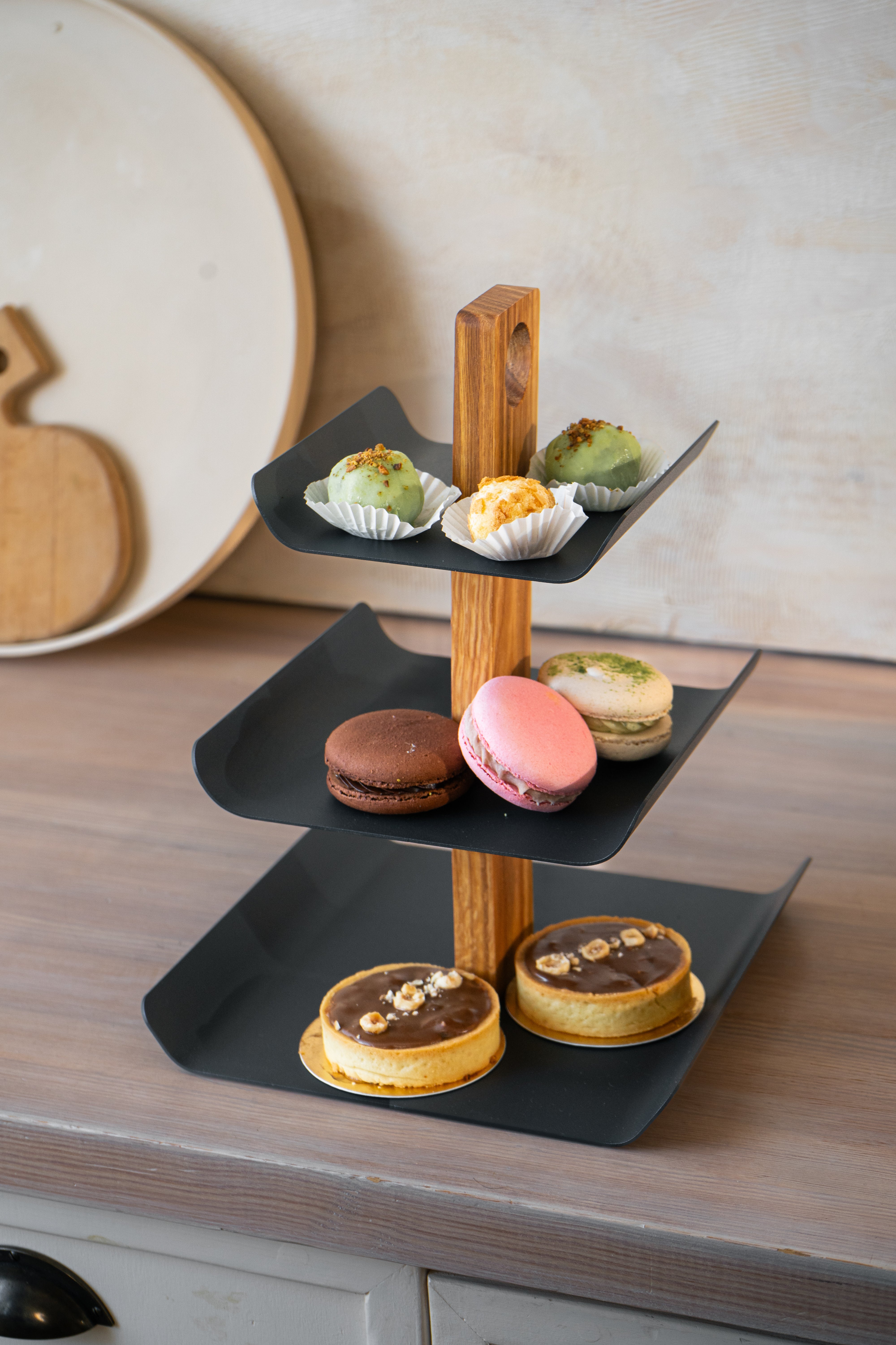 3-stöckige Etagere aus Holz und Metall – Servierständer für Cupcakes, Obst & Desserts / Kuchenständer / Gebäckständer / Candy Bar - Schwarz- HolzRepublik