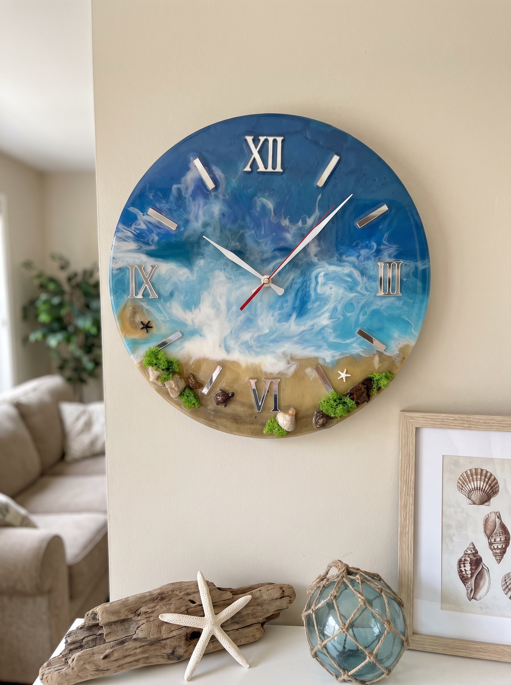 Handgefertigte Ocean Wanduhr aus Epoxidharz mit Sand und Moos als maritime Wandkunst