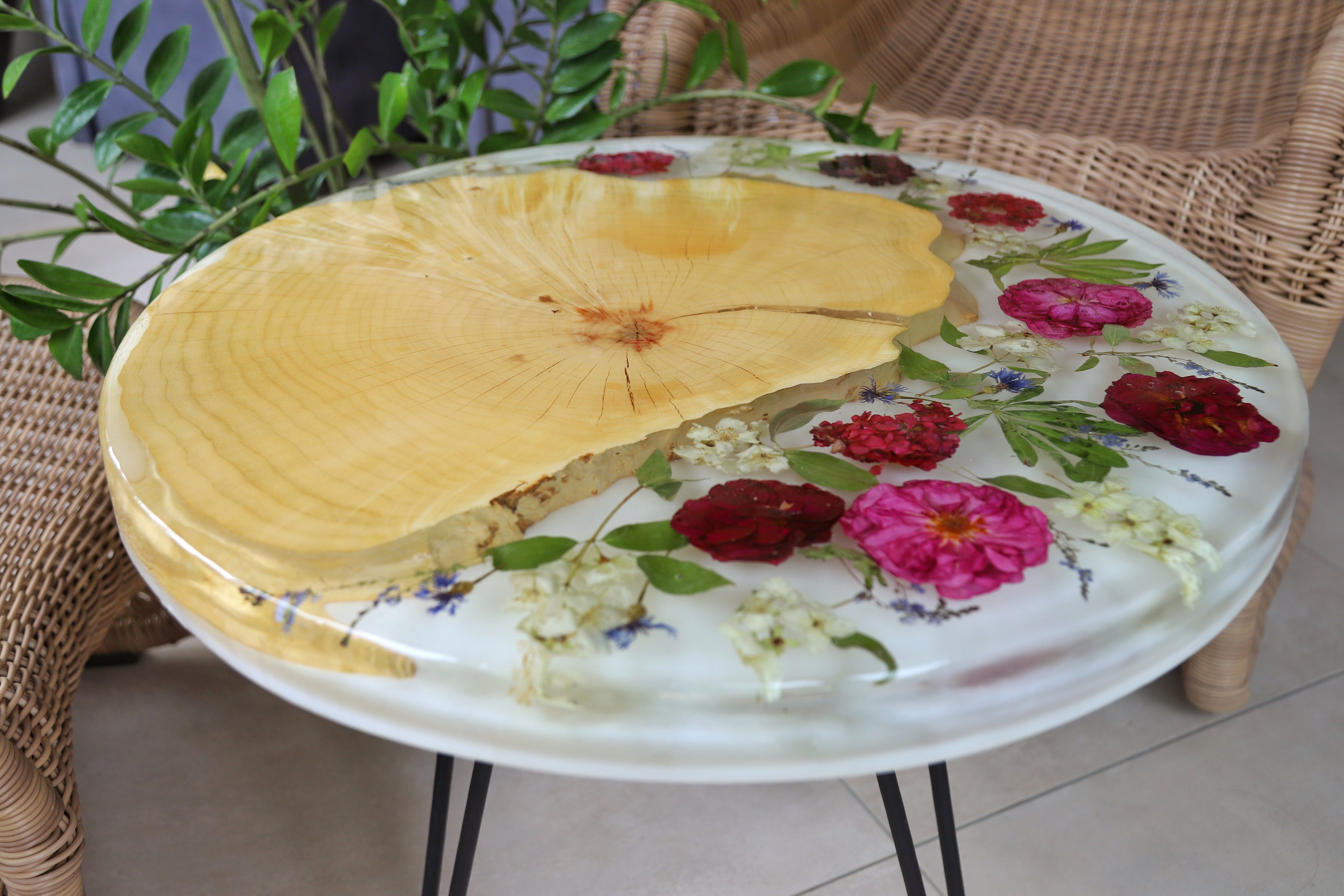 Doppelseitiger Blumen-Epoxidharz Couchtisch / Beistelltisch mit Epoxid- HolzRepublik