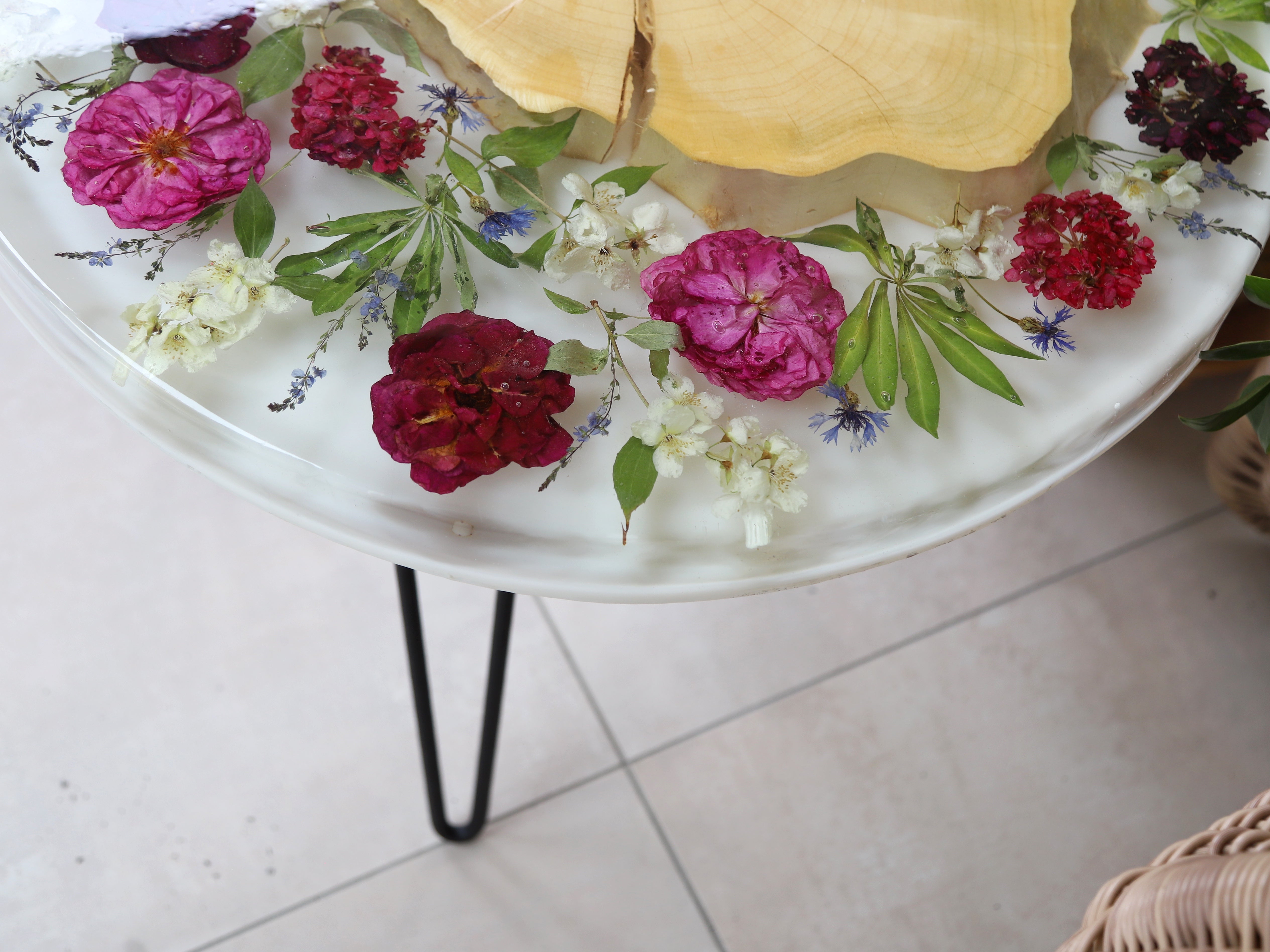 Doppelseitiger Blumen-Epoxidharz Couchtisch / Beistelltisch mit Epoxid- HolzRepublik