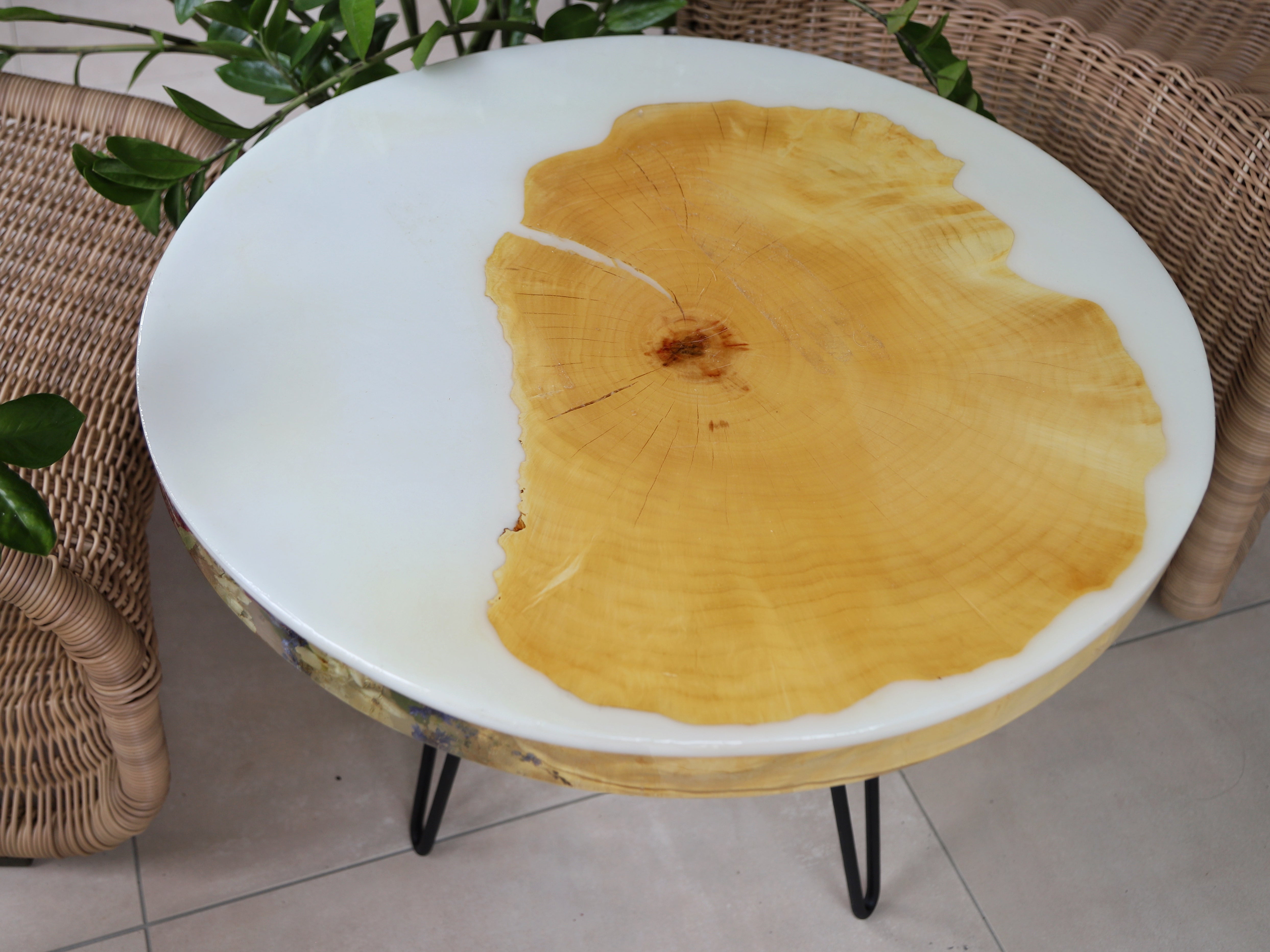 Doppelseitiger Blumen-Epoxidharz Couchtisch / Beistelltisch mit Epoxid- HolzRepublik