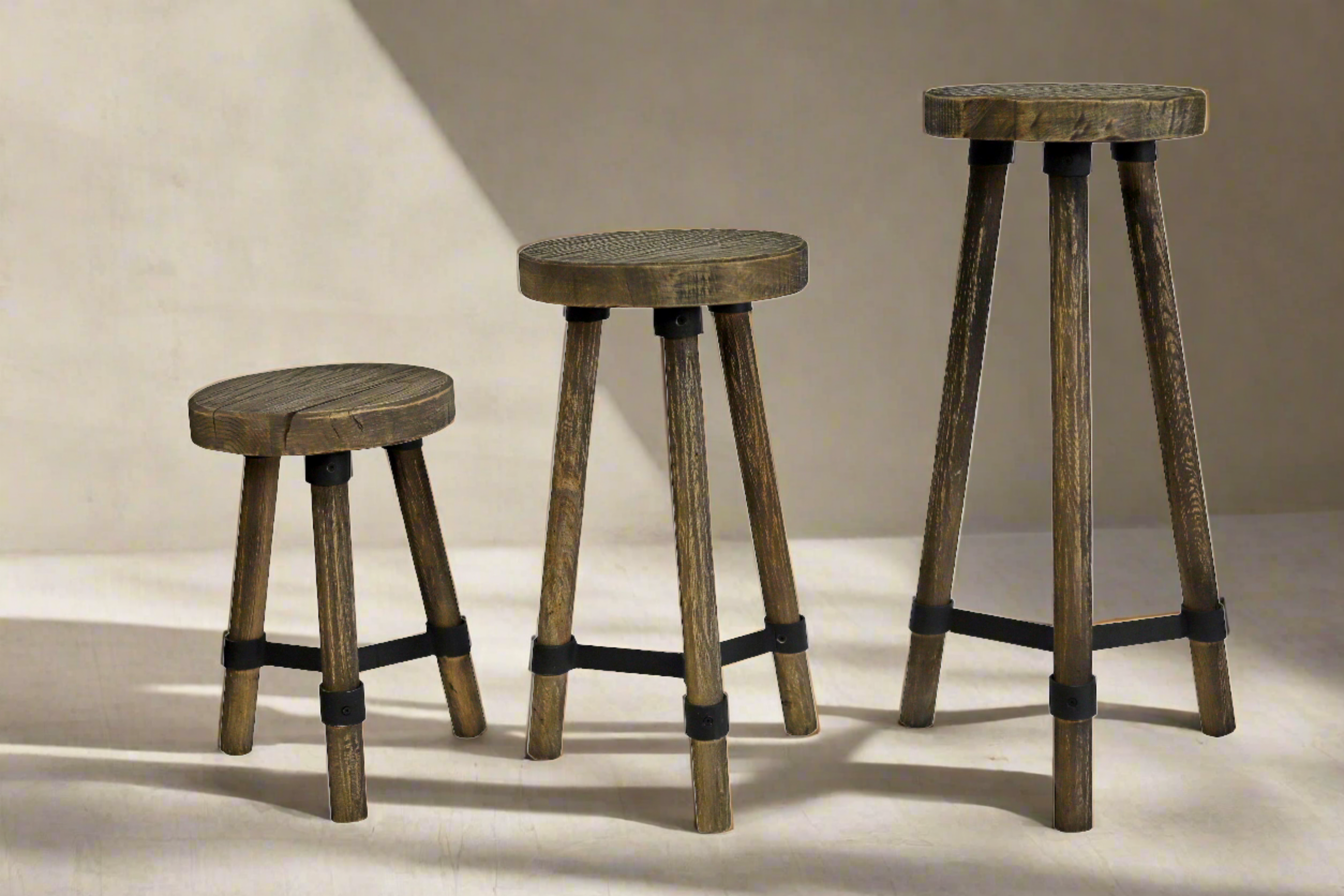 Set aus 3 Holzhockern Braun / Holzuntersetzer / Blumenuntersetzer aus altem Holz / Recycling- HolzRepublik