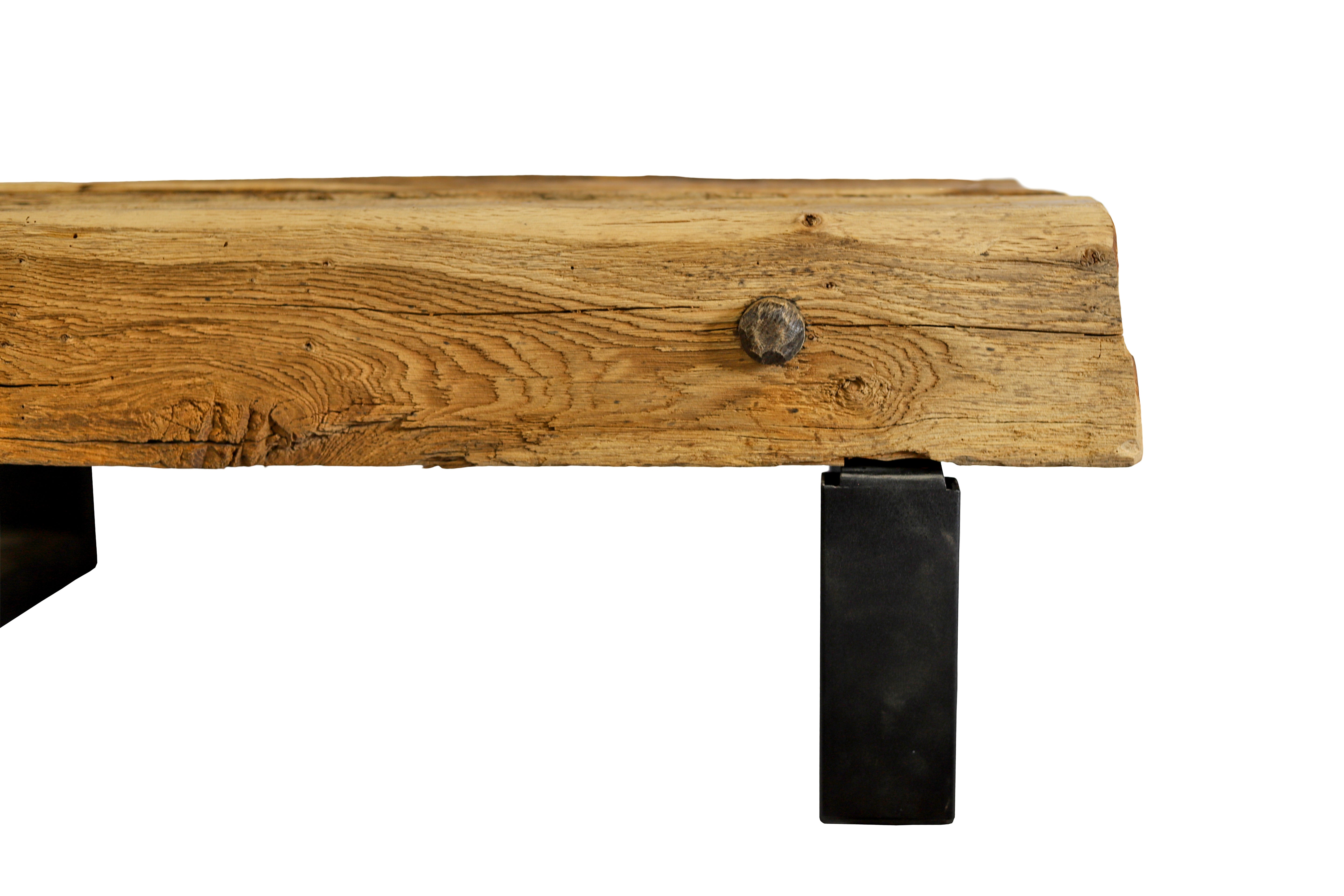 Rustikaler Couchtisch aus originalen alten Holzbalken 100x60x35 cm / aus recyceltem Altholz / aus alten Deckenbalken- HolzRepublik
