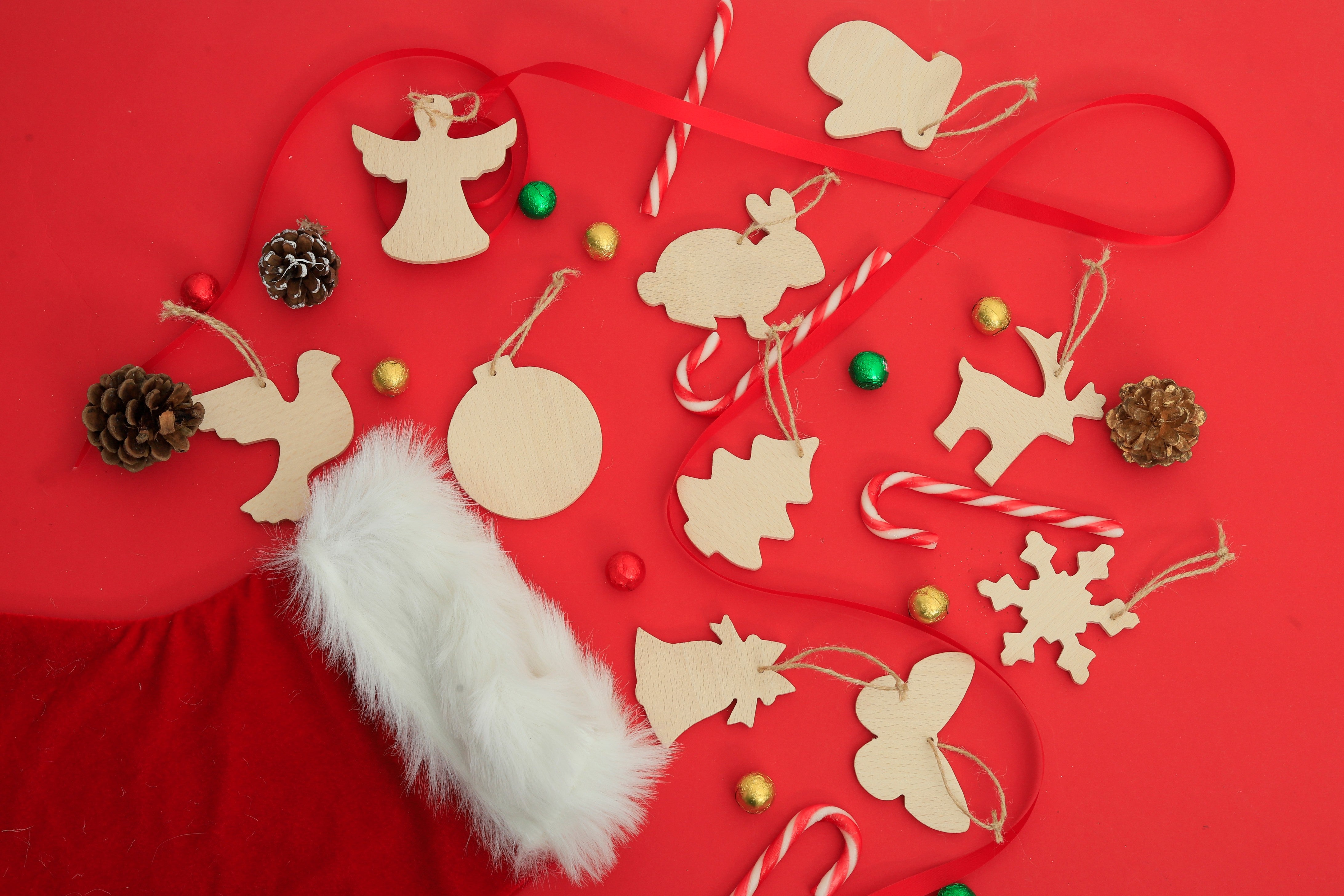 Set aus 10 handgefertigten Holzfiguren aus massivem Buchenholz – Weihnachtsbaumschmuck- HolzRepublik
