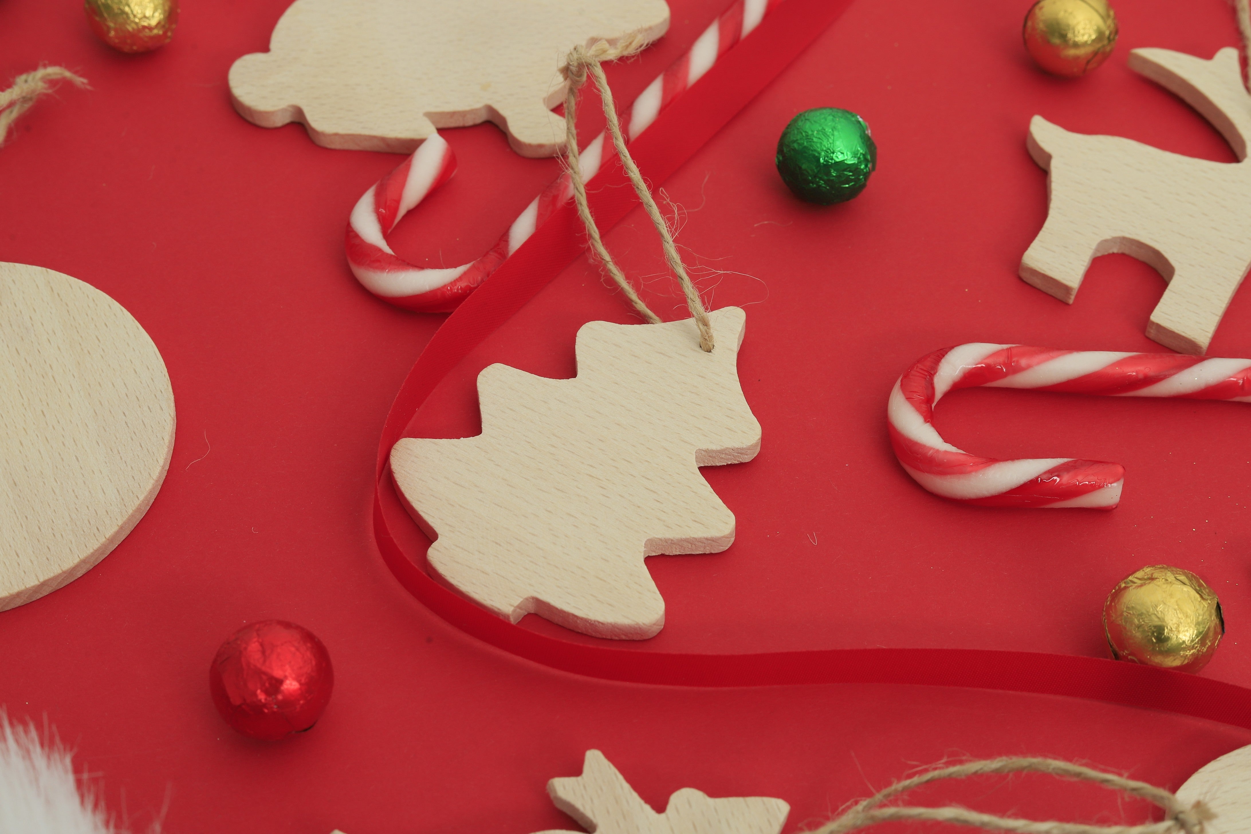 Set aus 10 handgefertigten Holzfiguren aus massivem Buchenholz – Weihnachtsbaumschmuck- HolzRepublik