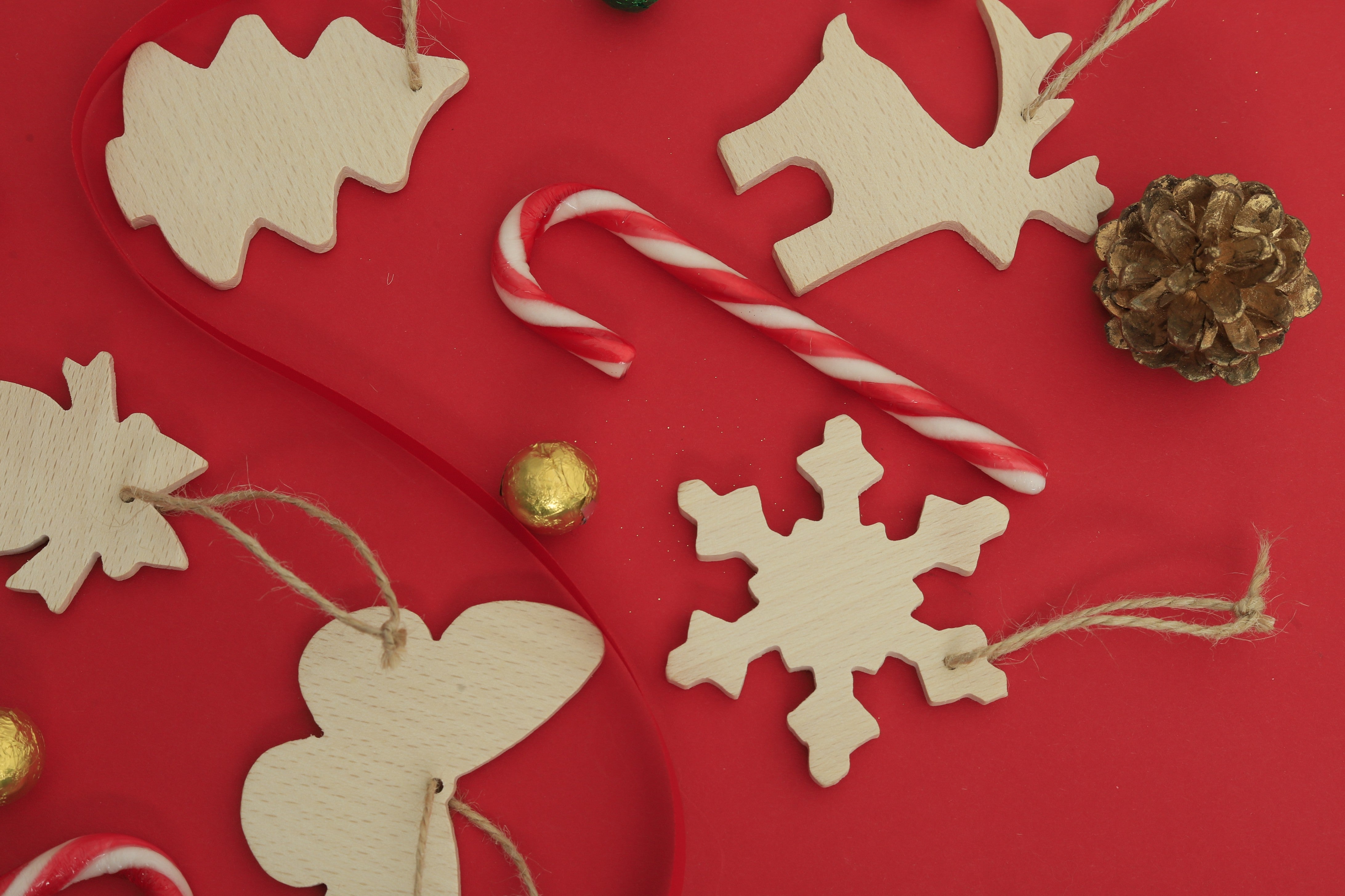Set aus 10 handgefertigten Holzfiguren aus massivem Buchenholz – Weihnachtsbaumschmuck- HolzRepublik