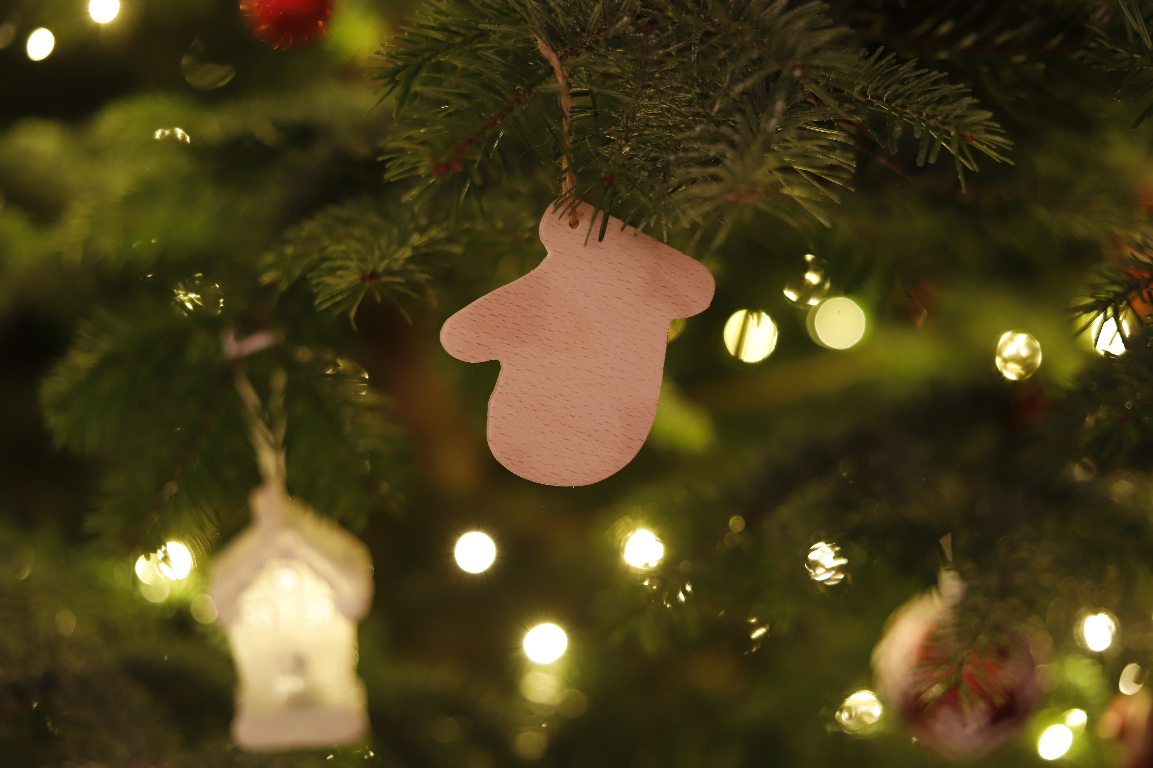 Set aus 10 handgefertigten Holzfiguren aus massivem Buchenholz – Weihnachtsbaumschmuck- HolzRepublik