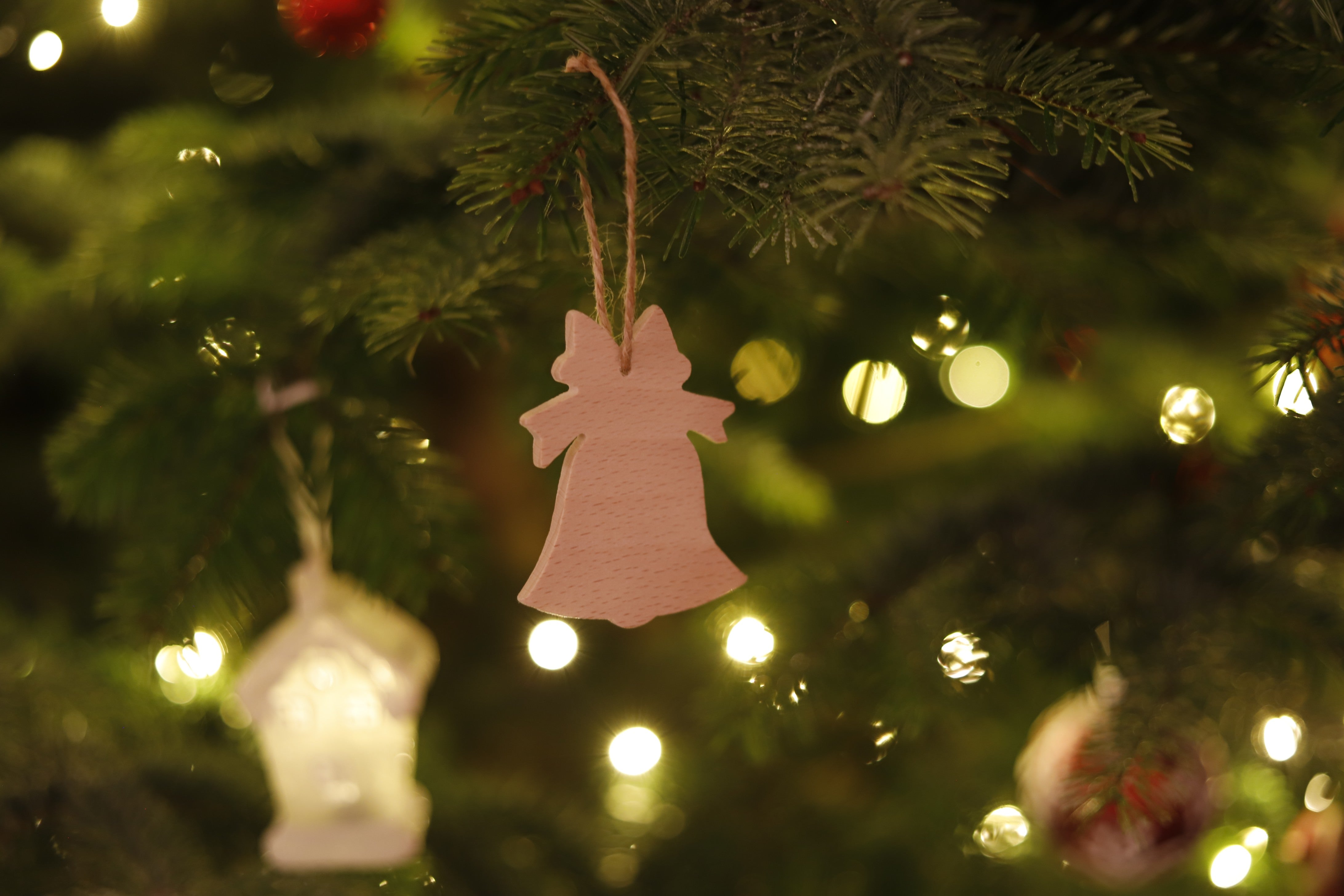 Set aus 10 handgefertigten Holzfiguren aus massivem Buchenholz – Weihnachtsbaumschmuck- HolzRepublik
