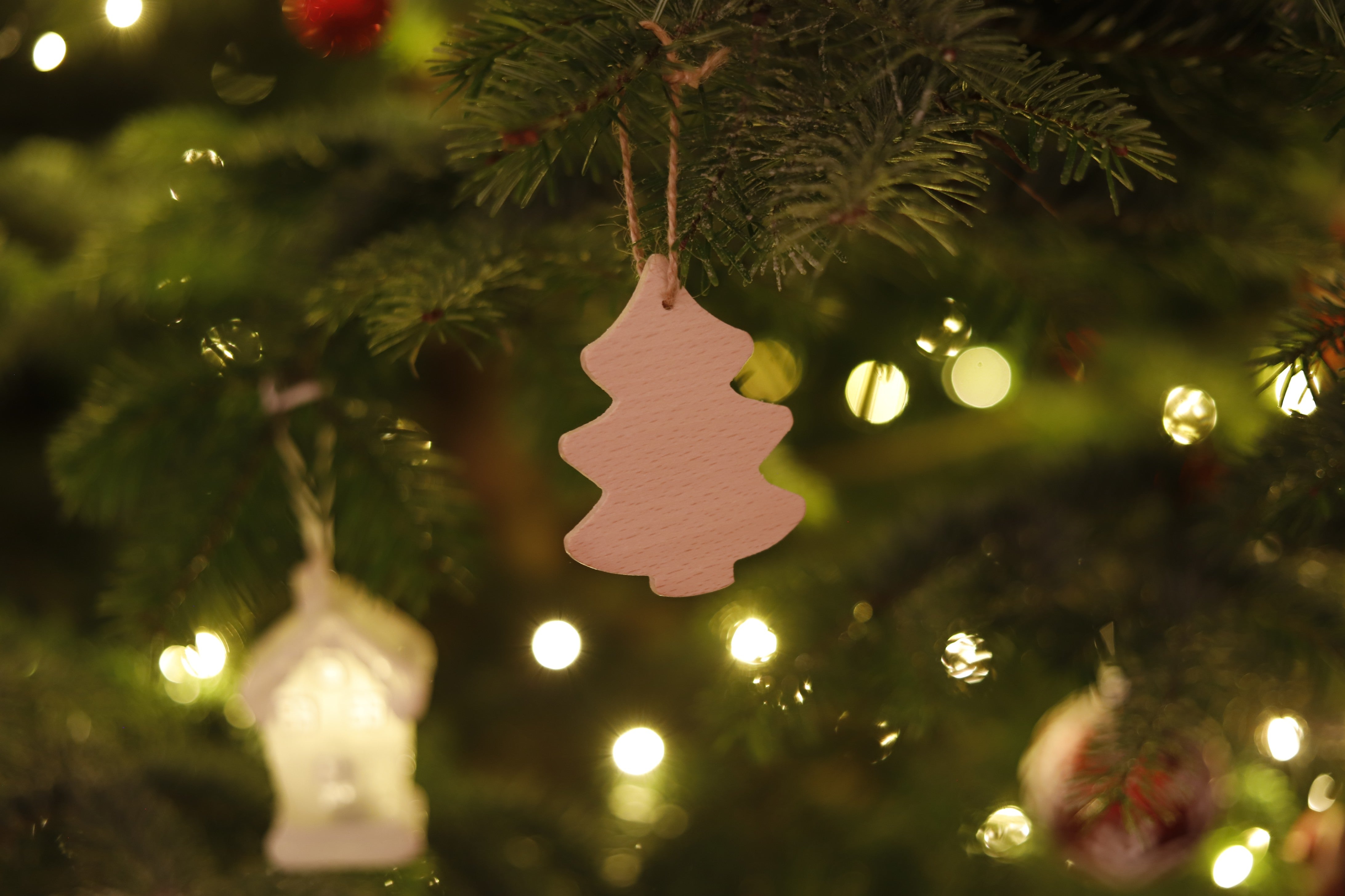 Set aus 10 handgefertigten Holzfiguren aus massivem Buchenholz – Weihnachtsbaumschmuck- HolzRepublik