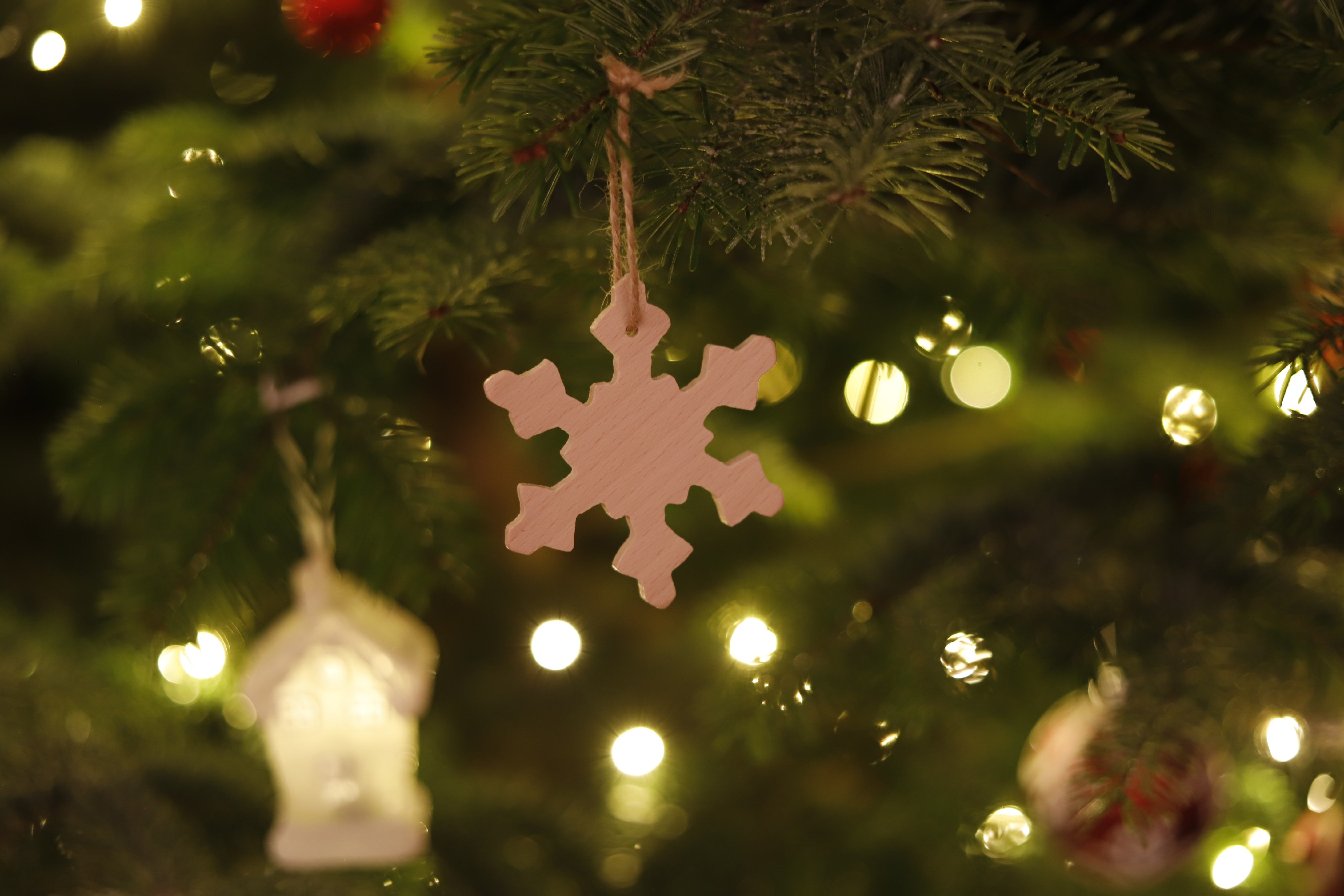 Set aus 10 handgefertigten Holzfiguren aus massivem Buchenholz – Weihnachtsbaumschmuck- HolzRepublik