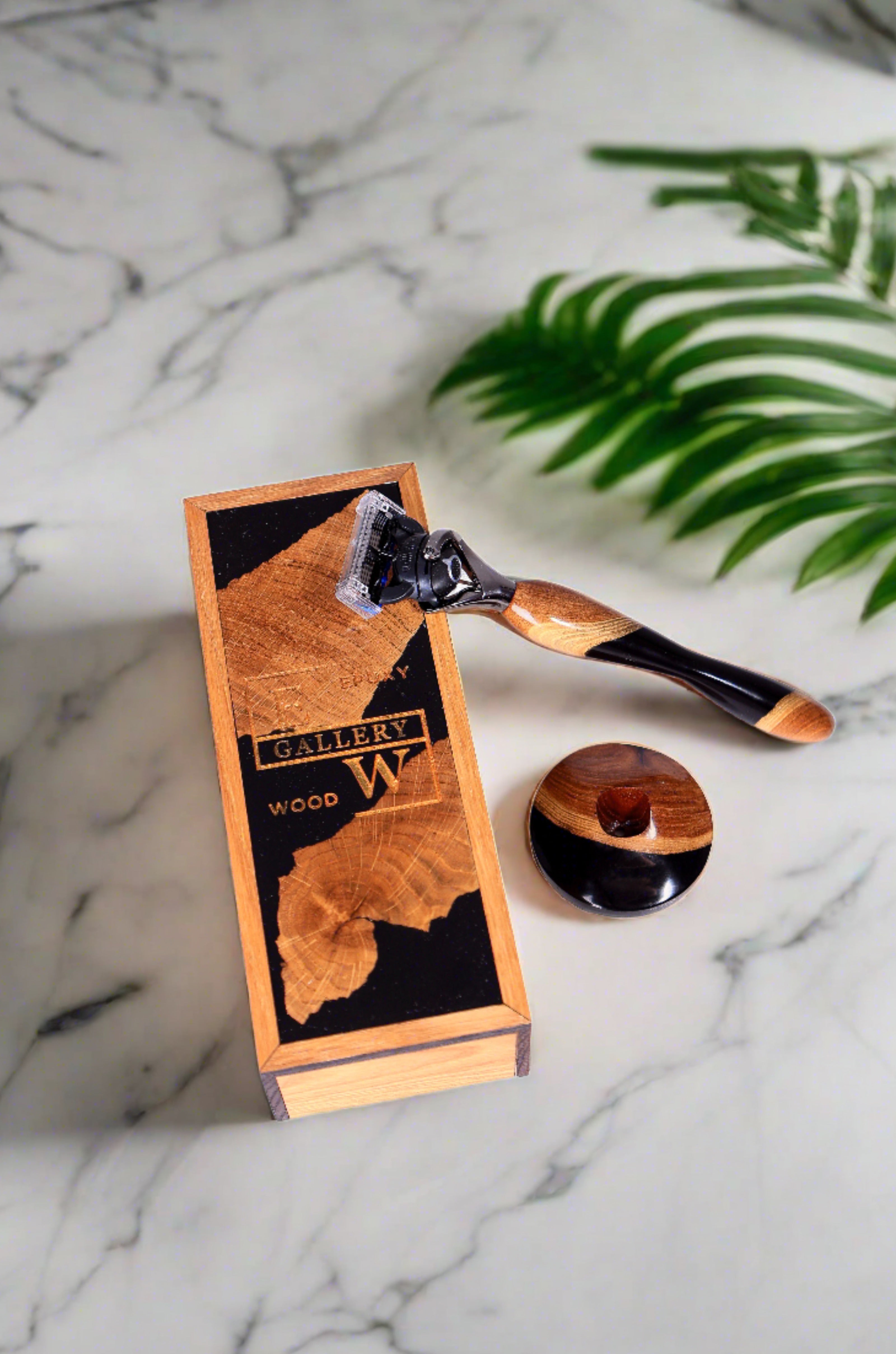 Eleganter Rasierer mit Holzgriff, Ständer und Geschenkbox- HolzRepublik