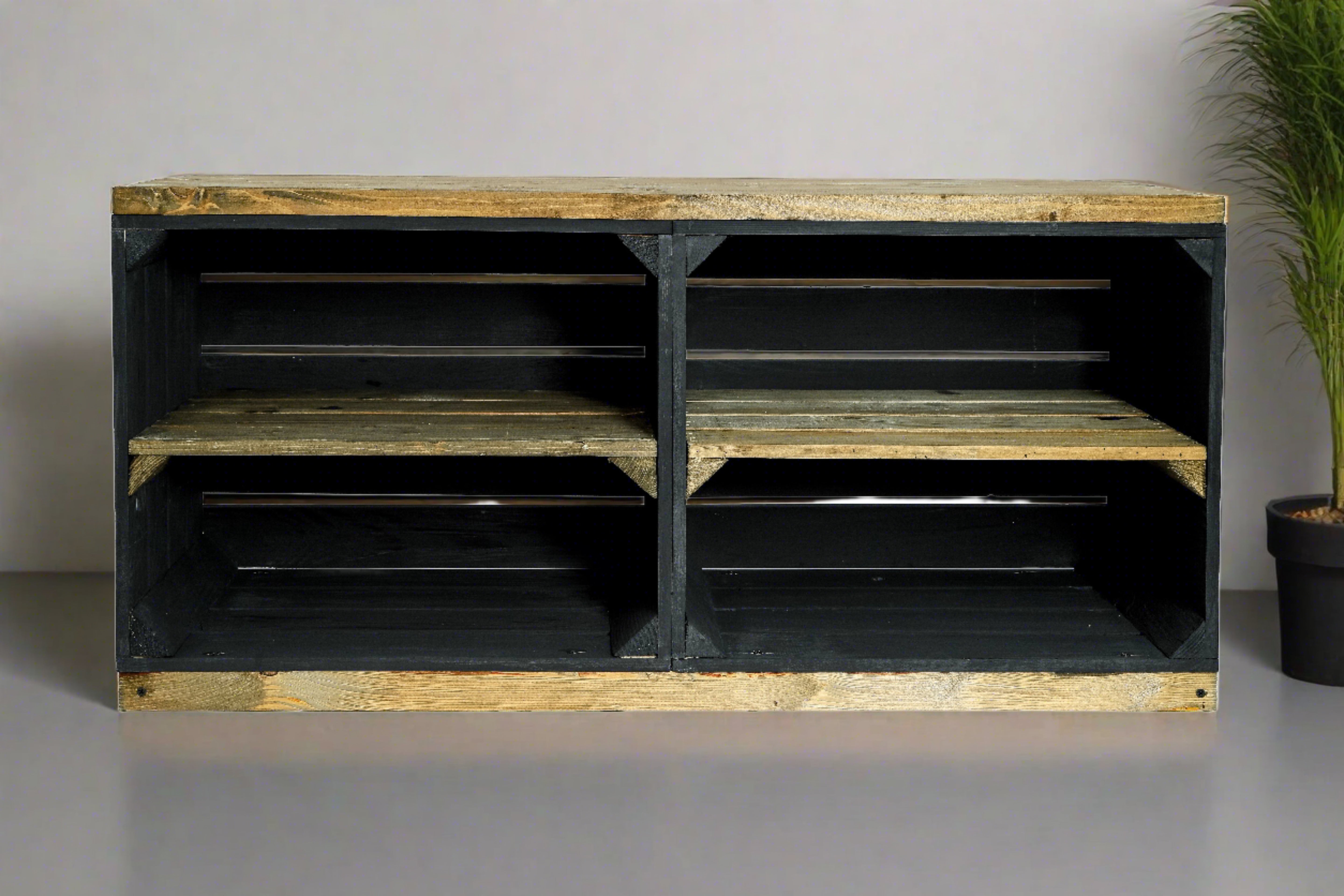 TV-Schrank / Sitzschrank 100x45x29 cm - schwarz-geflammt aus Holzkisten und Bohlenbrett / Multifunktionale Sitzbank- HolzRepublik