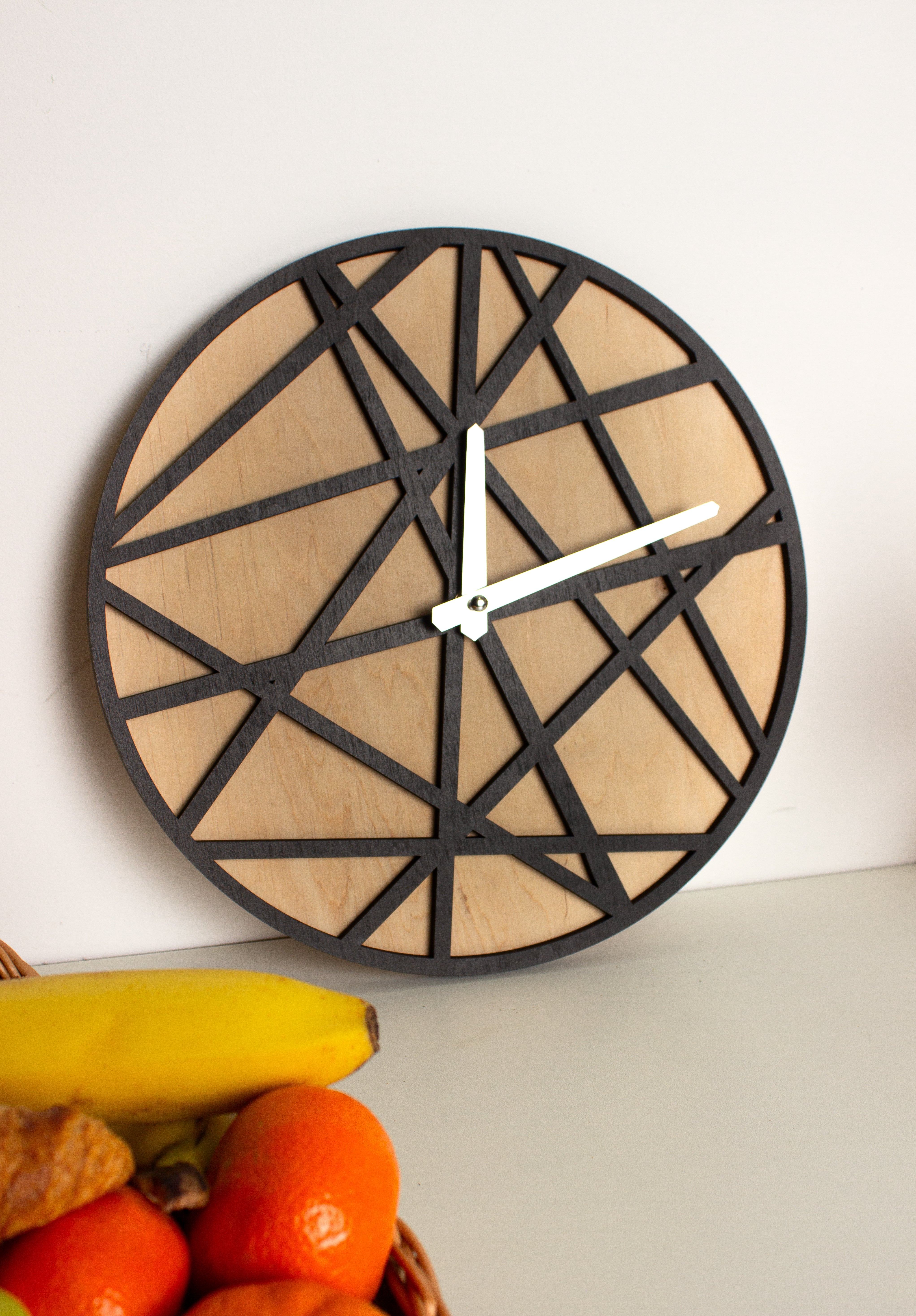 Abstract Wanduhr – Handgefertigt aus Eichenholz- HolzRepublik