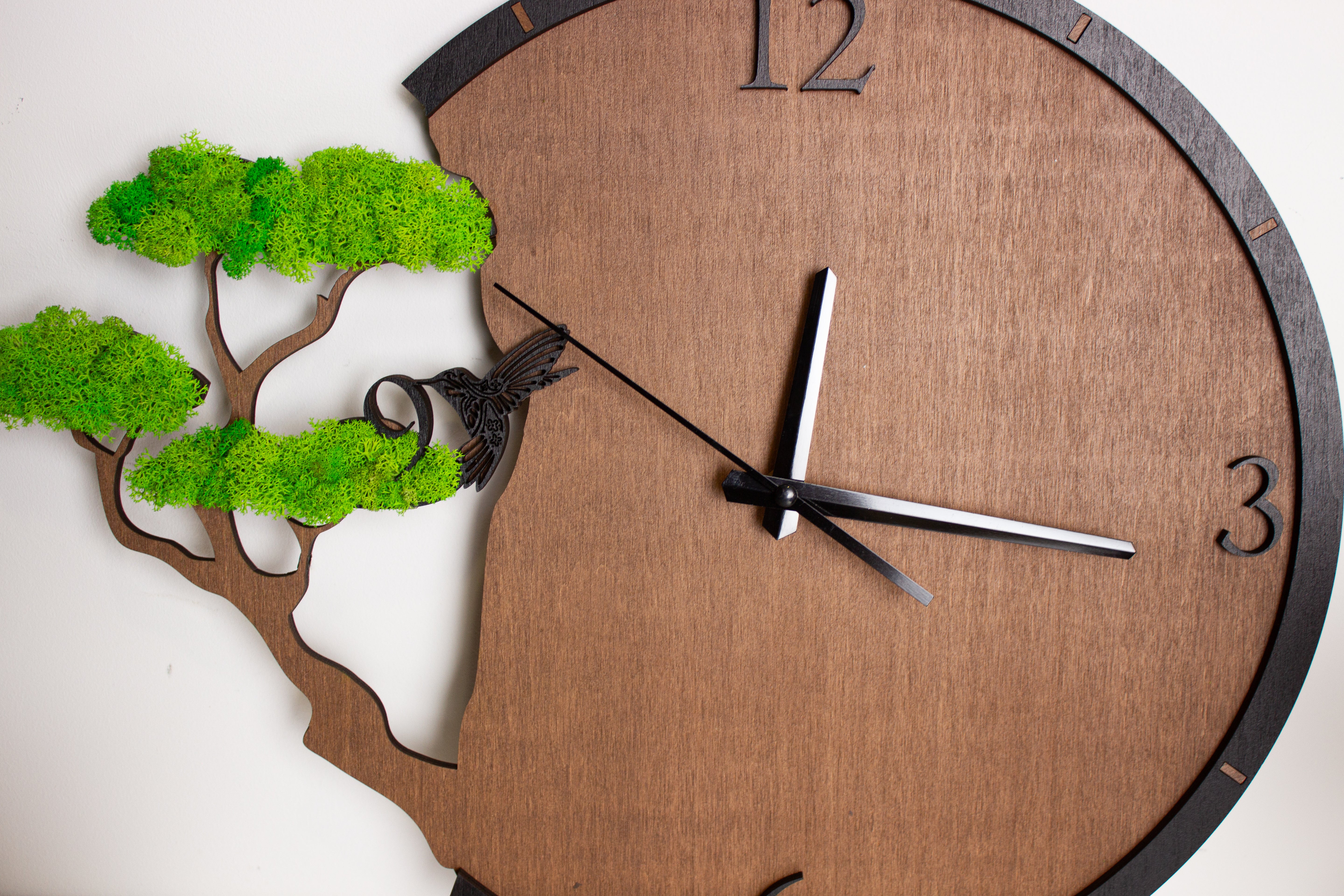Holzwanduhr "Bonsai" mit Moos- HolzRepublik