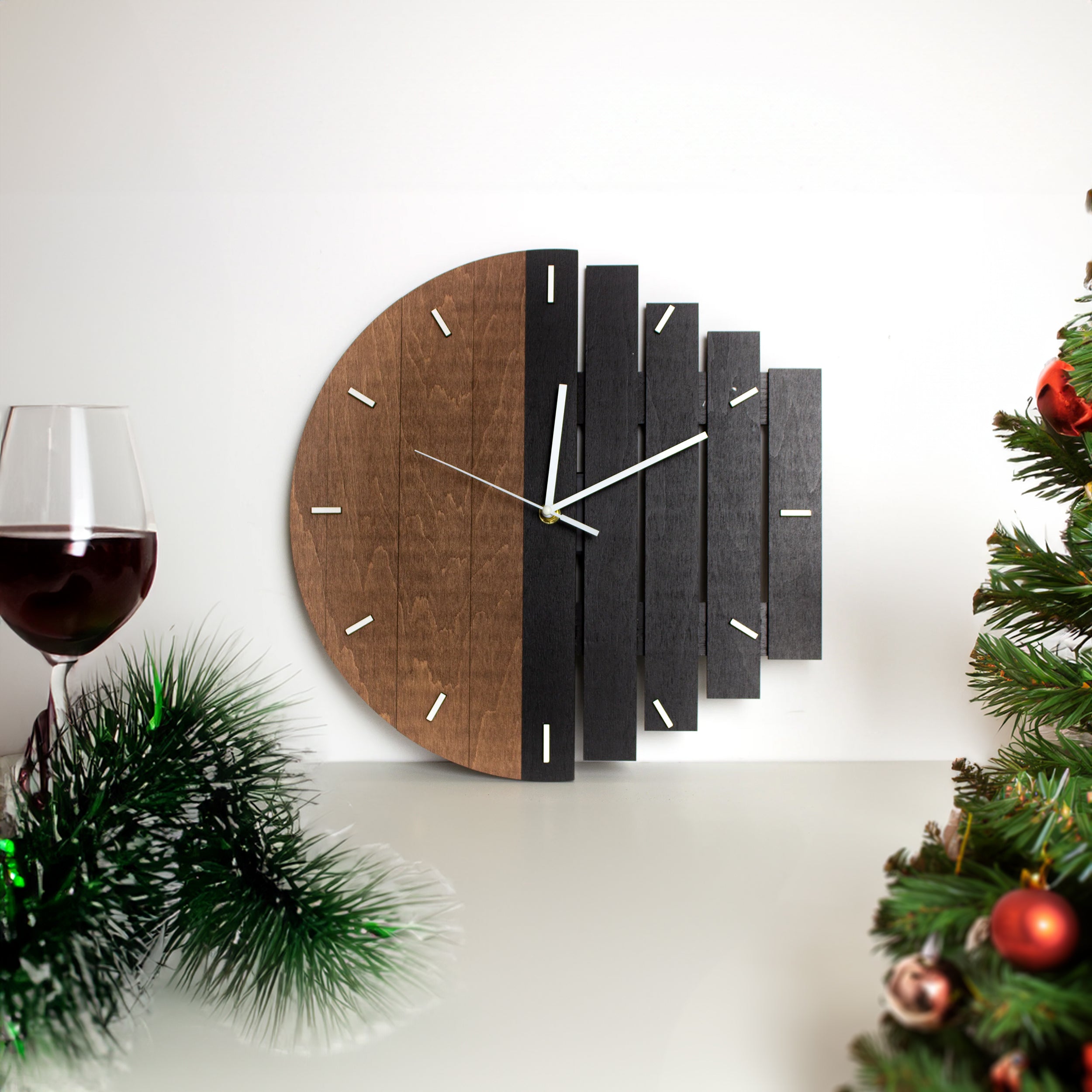Einzigartige Wanduhr aus Holz mit Yin und Yang-Konzept – "Drive"- HolzRepublik