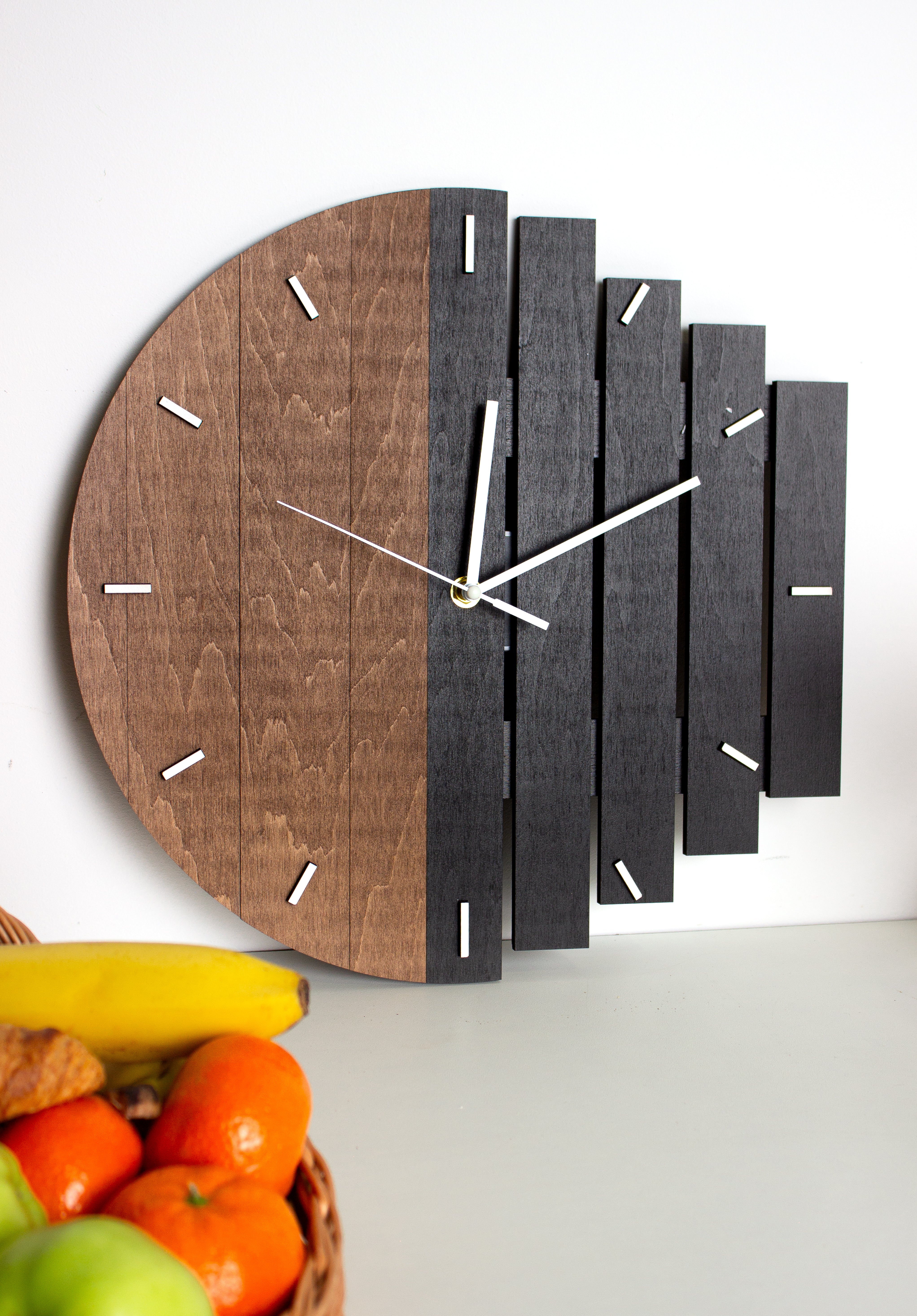 Einzigartige Wanduhr aus Holz mit Yin und Yang-Konzept – "Drive"- HolzRepublik