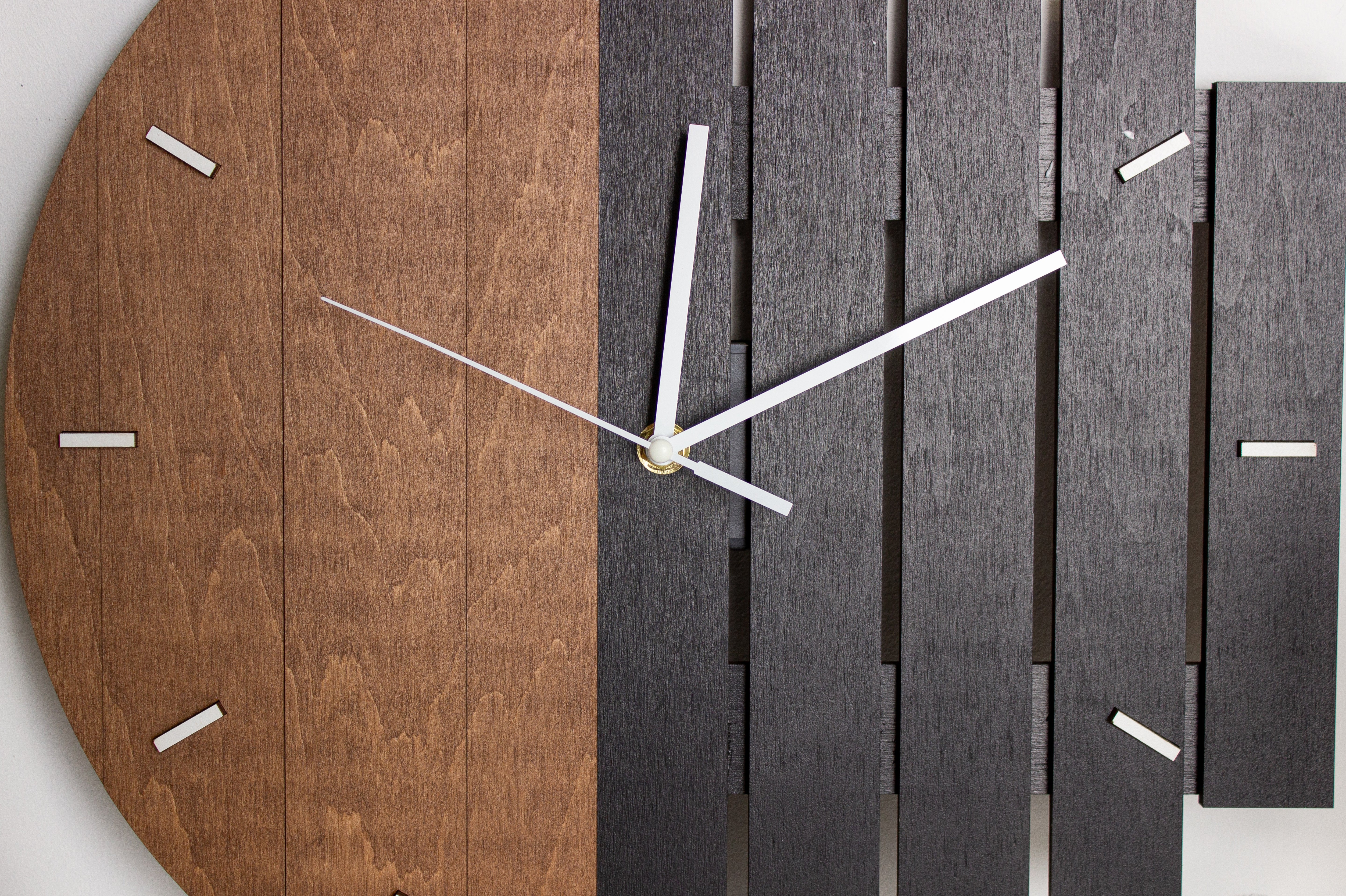 Einzigartige Wanduhr aus Holz mit Yin und Yang-Konzept – "Drive"- HolzRepublik