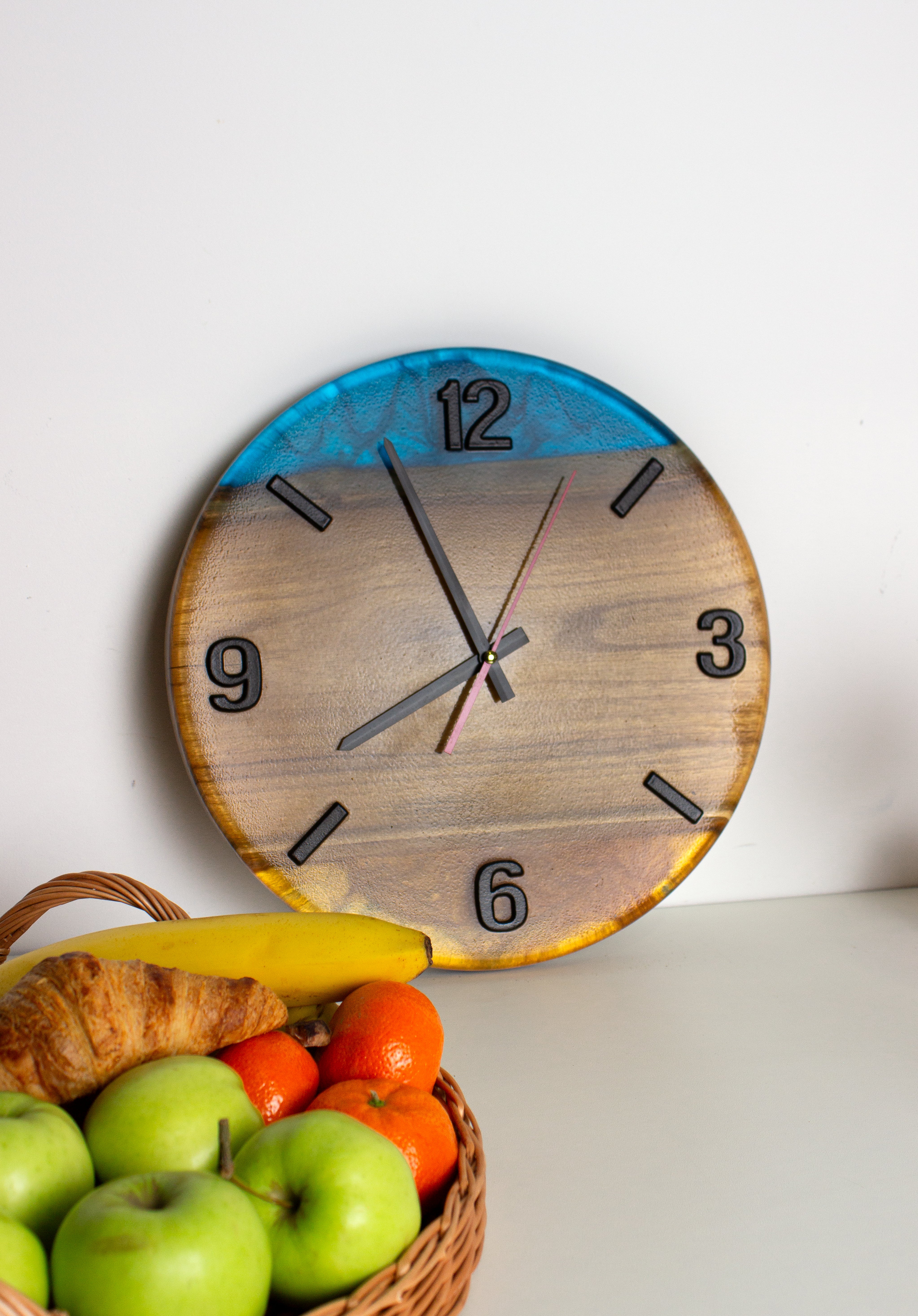 Wanduhr mit blau-gelbem Epoxidharz- HolzRepublik
