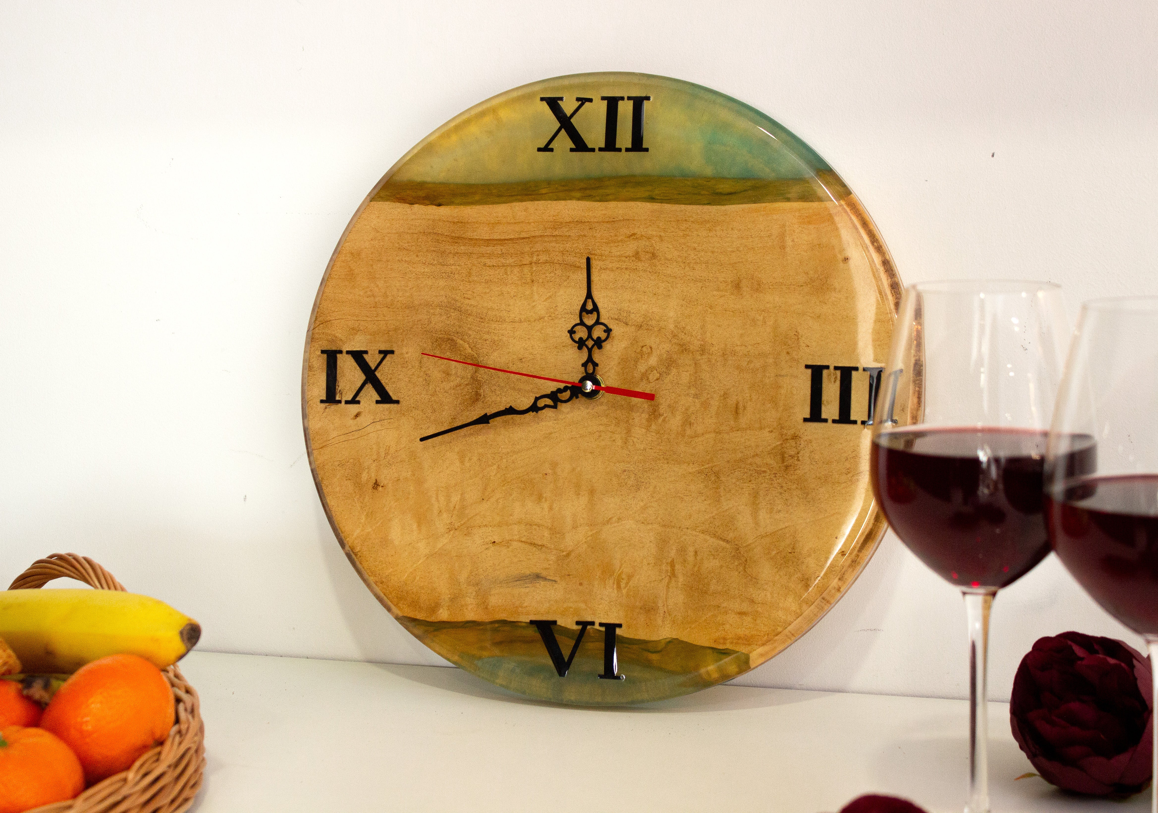 Wanduhr mit durchsichtig-gelbem Epoxidharz- HolzRepublik