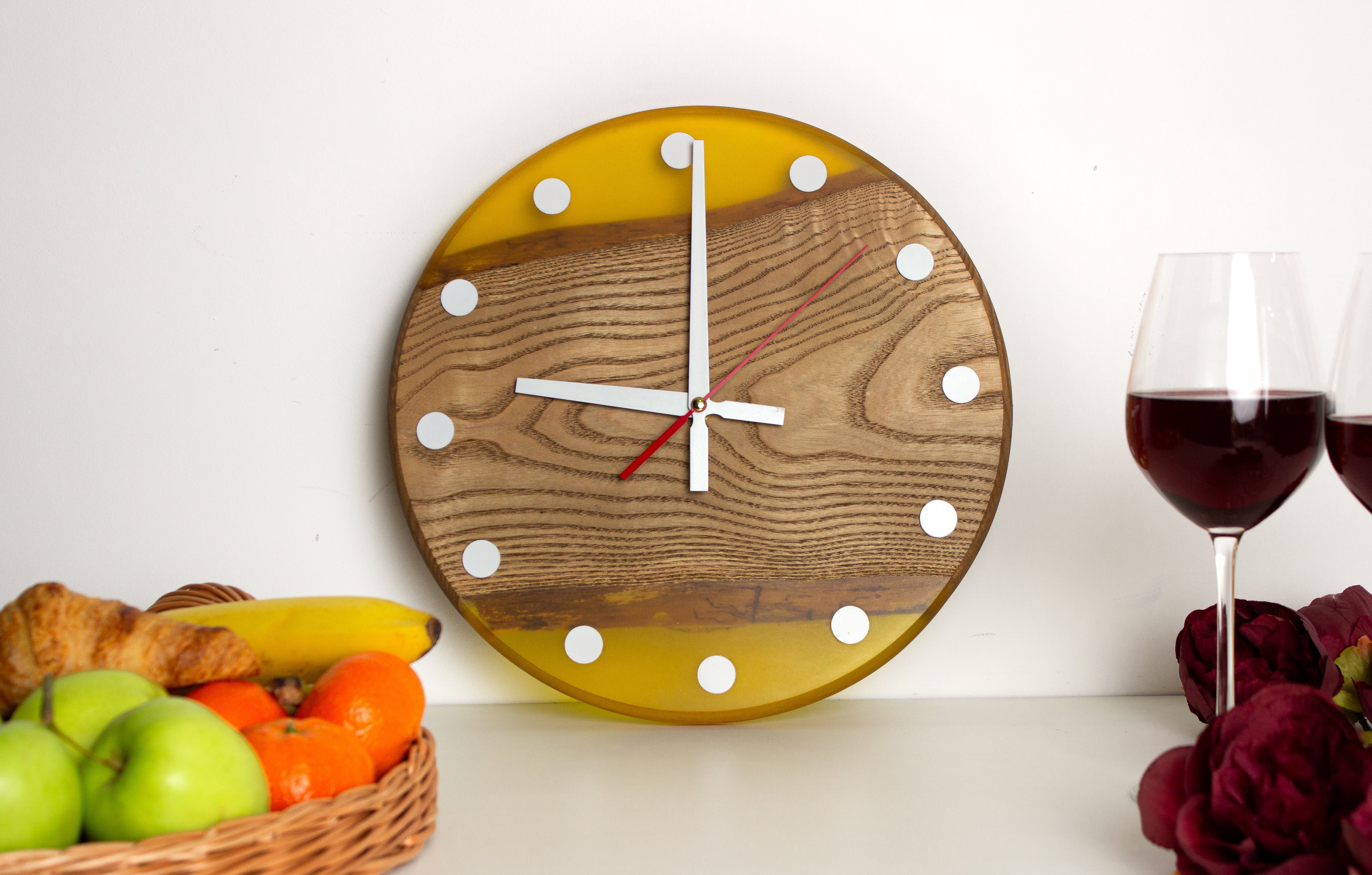Wanduhr mit gelbem Epoxidharz- HolzRepublik