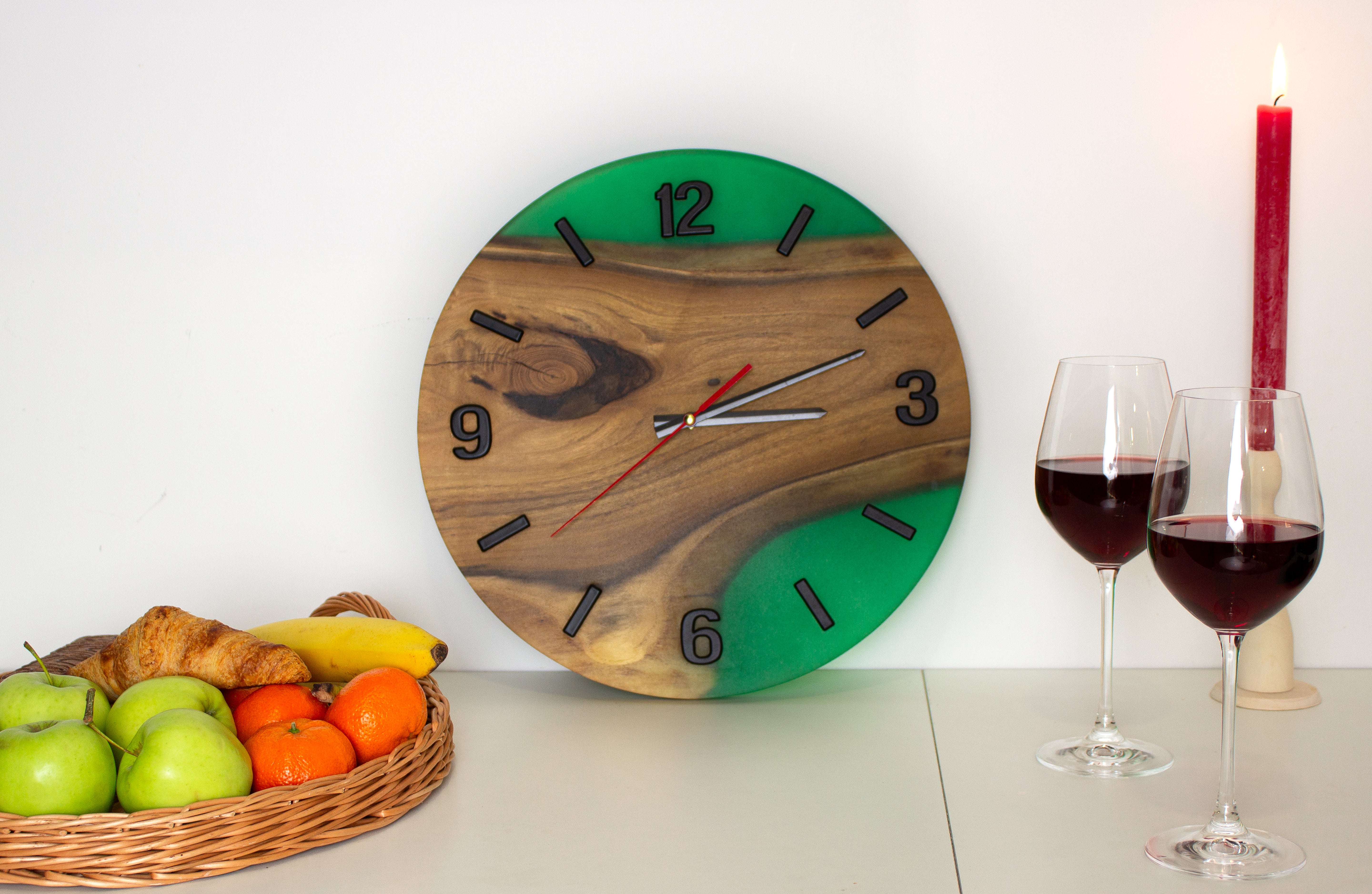 Wanduhr mit grünem Epoxidharz- HolzRepublik