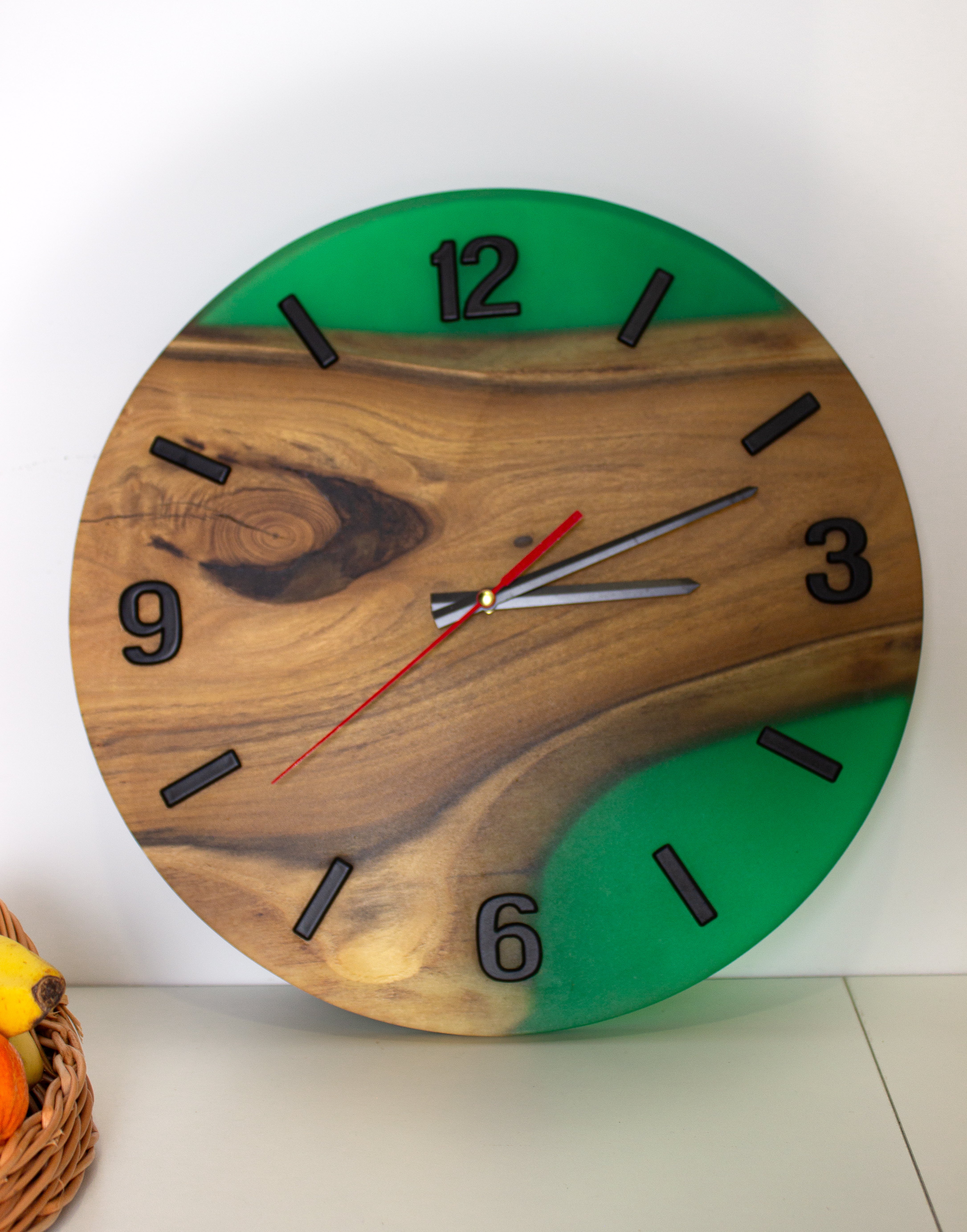 Wanduhr mit grünem Epoxidharz- HolzRepublik