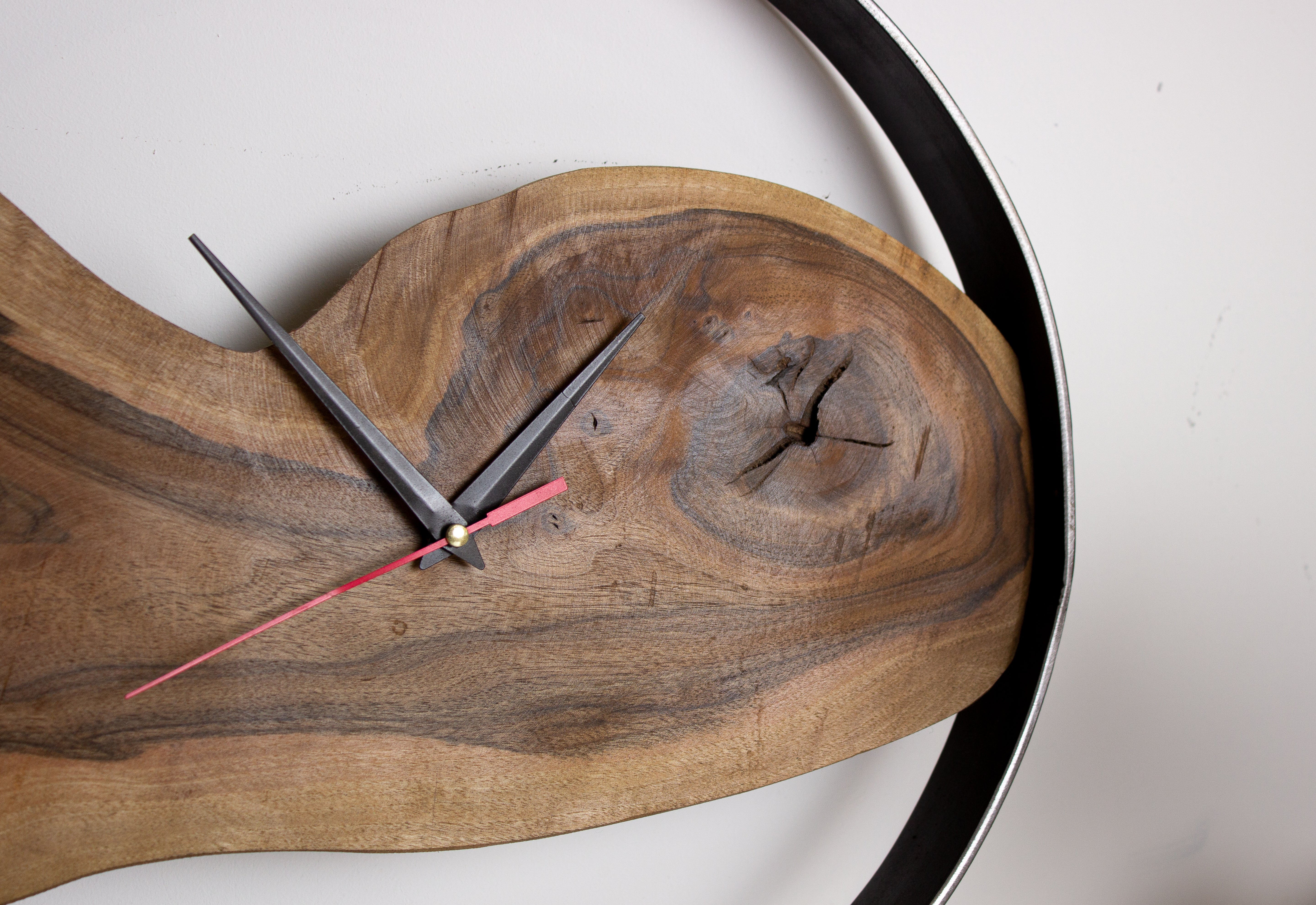Handgefertigte Wanduhr – Im Loft-Stil aus Eichenholz- HolzRepublik