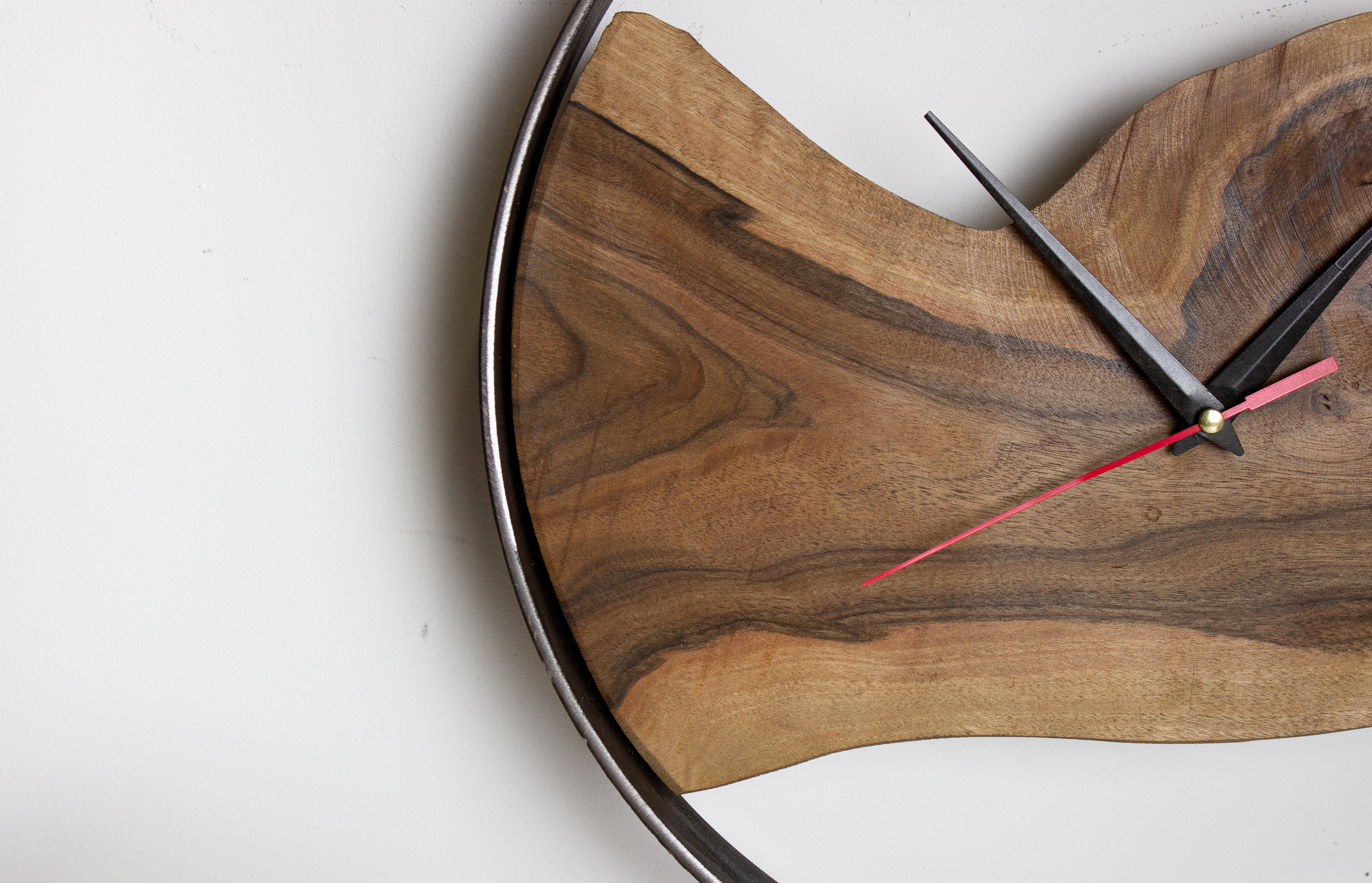 Handgefertigte Wanduhr – Im Loft-Stil aus Eichenholz- HolzRepublik