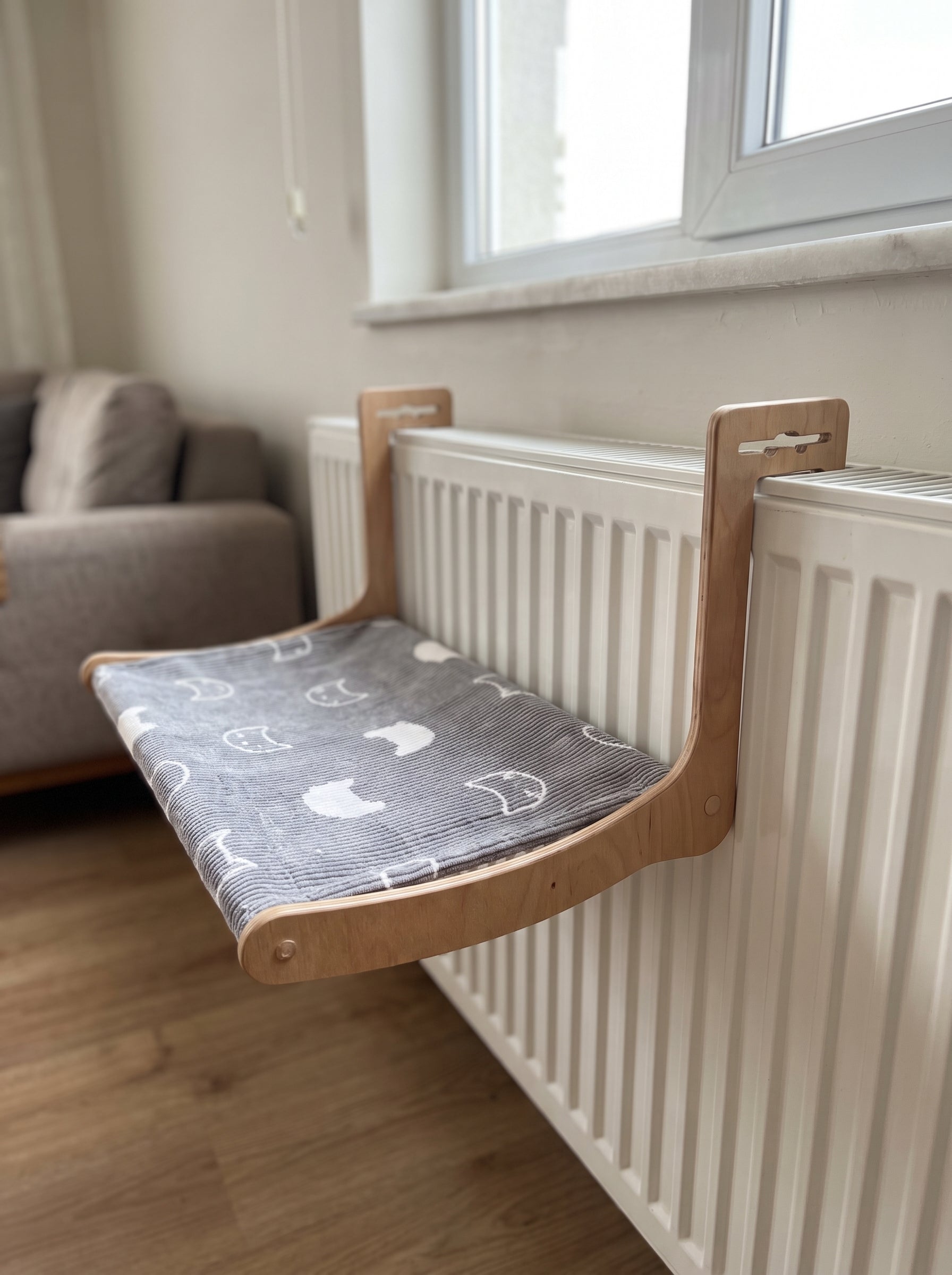 Katzenhängematte / Katzenbett aus Holz – Heizkörper-Hängeschaukel / Kuscheliger Rückzugsort für Katzen / Handgefertigte Hängematte