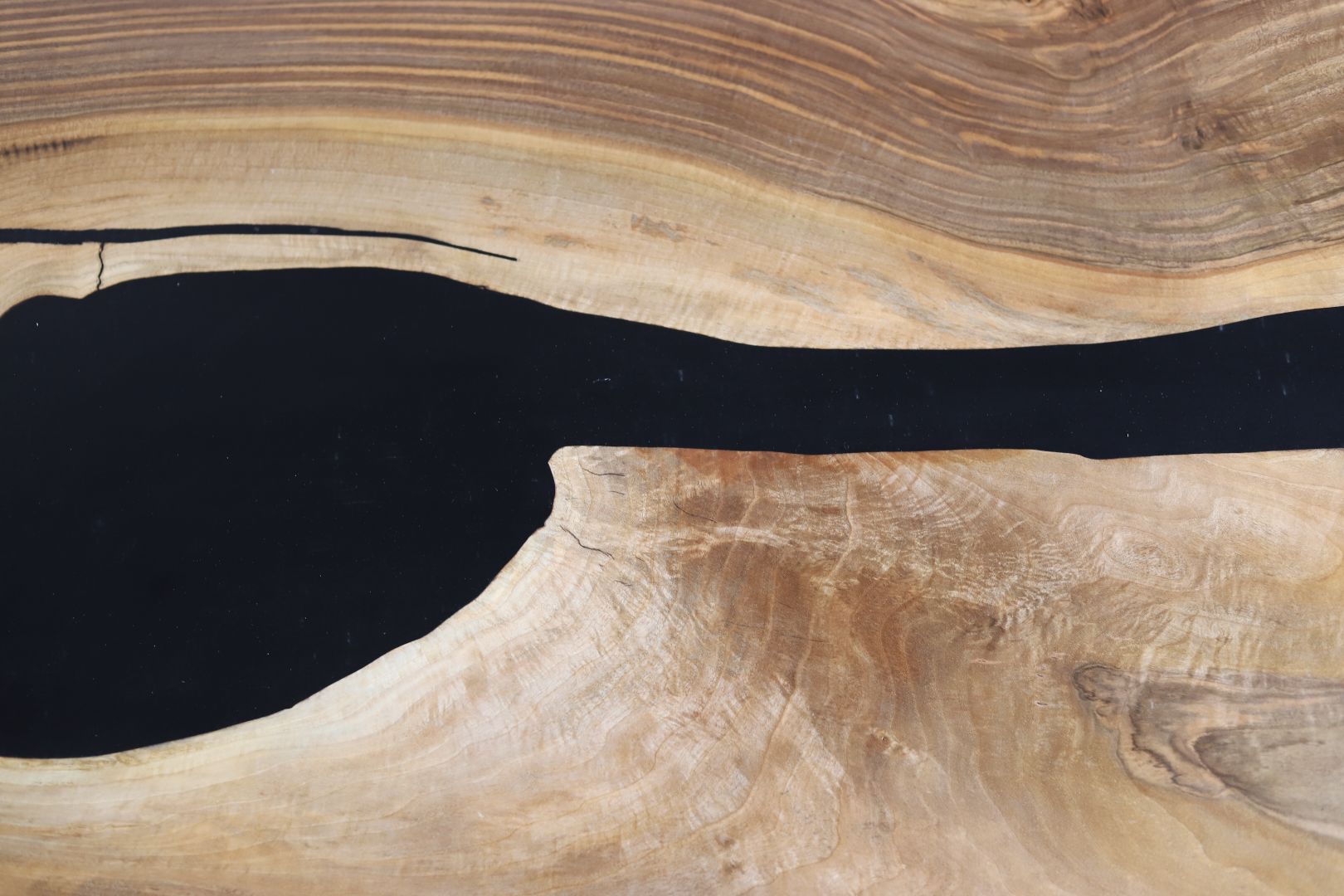 Rechteckige Esstischplatte mit schwarzem Epoxidharz / Holztischplatte- HolzRepublik