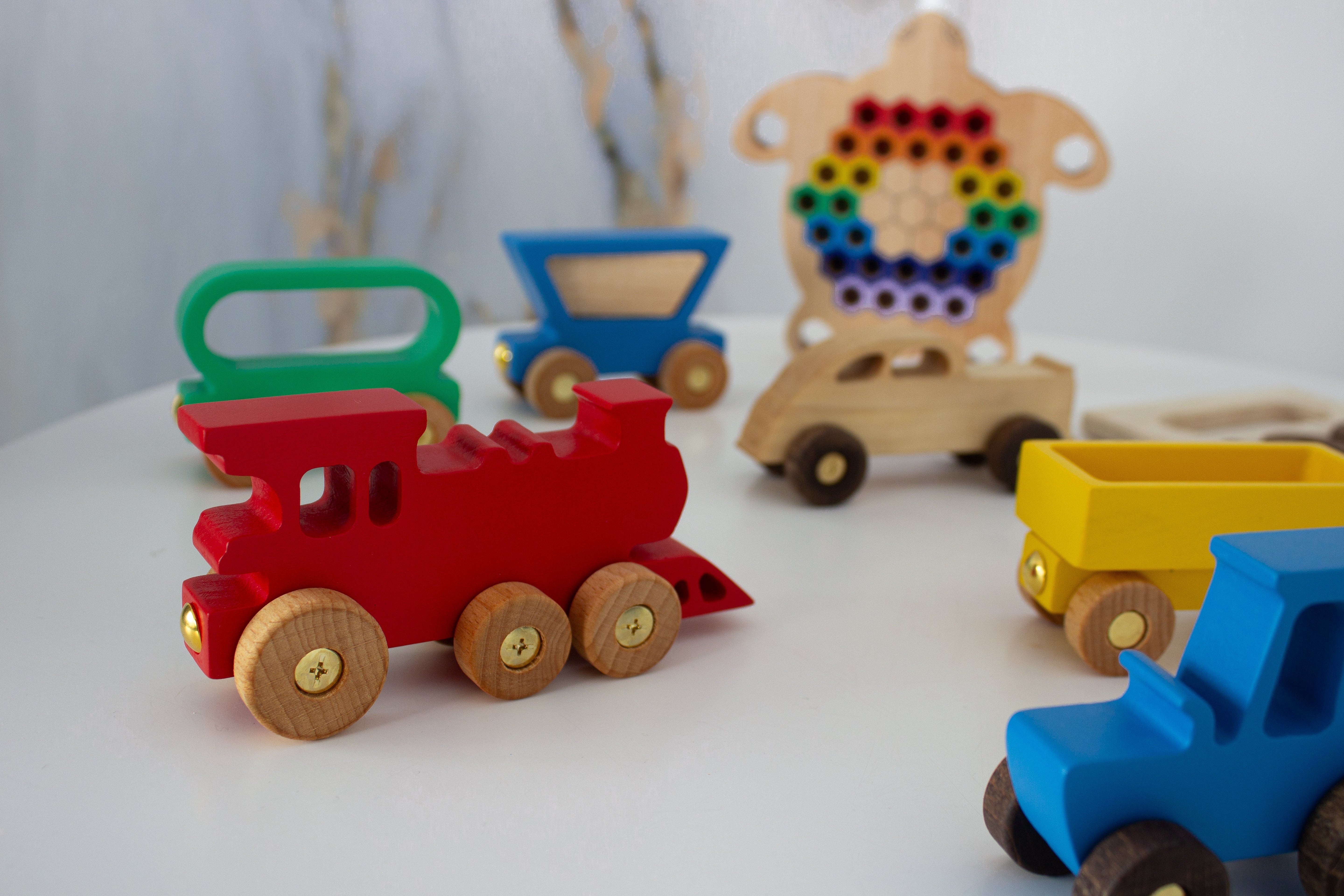 Farbiger Güterzug mit Magneten: Ein Klassiker für Generationen- HolzRepublik