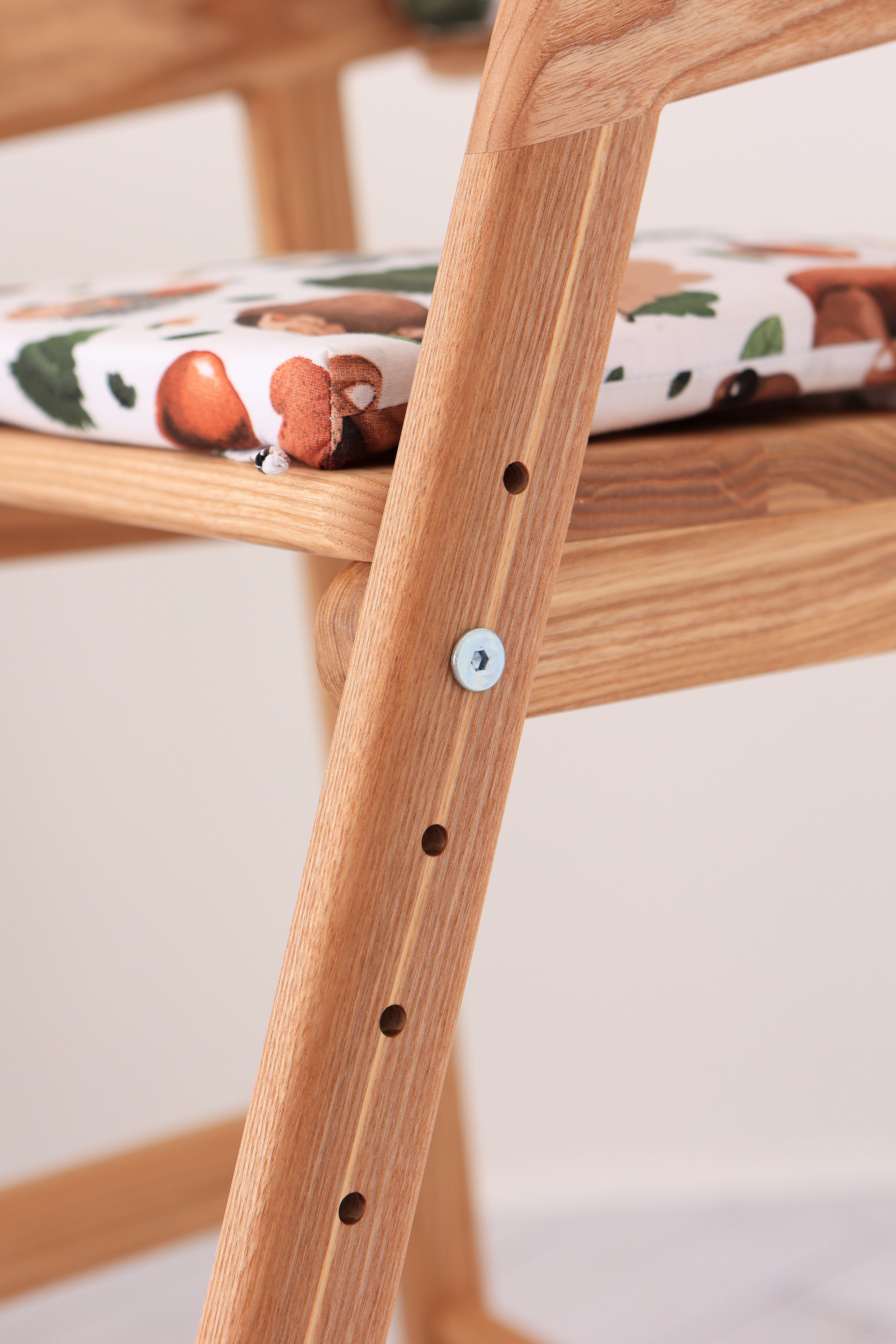 Anatomischer Kinderstuhl / Hochstuhl– Wächst mit Ihrem Kind- HolzRepublik