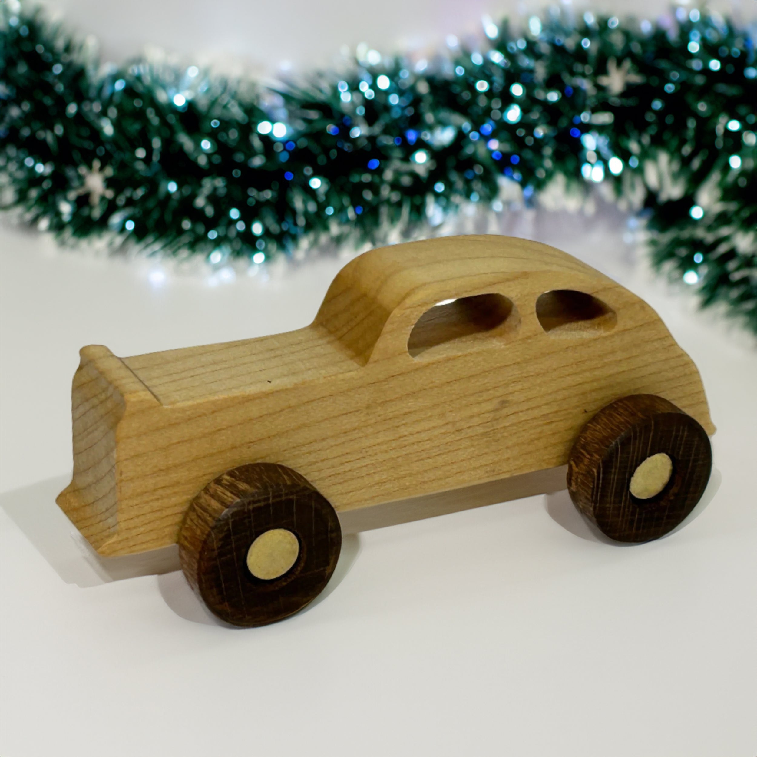 Bunte Holzspielzeugautos: Abenteuer im Kinderzimmer- HolzRepublik