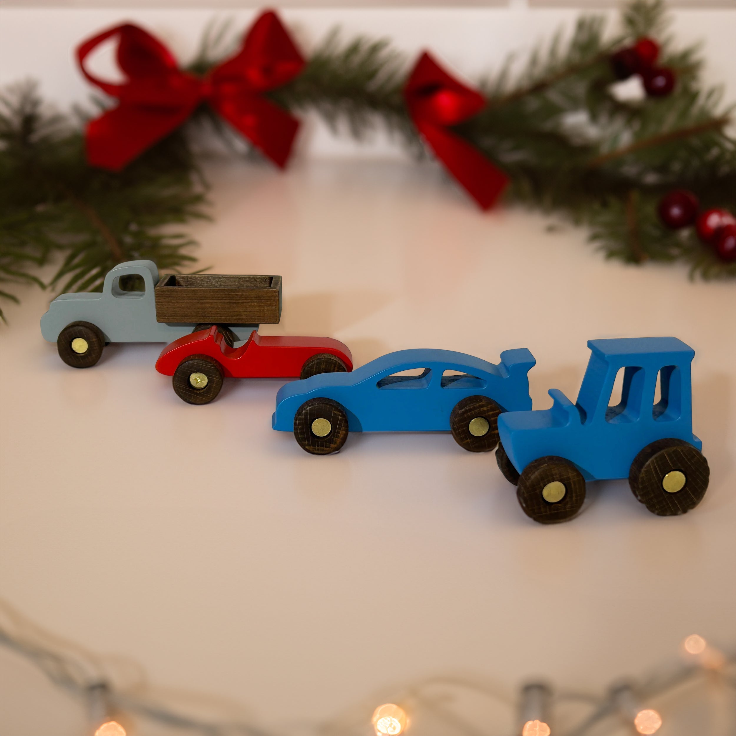 Holzspielzeugautos in Grau: Elegante Abenteuer im Kinderzimmer- HolzRepublik