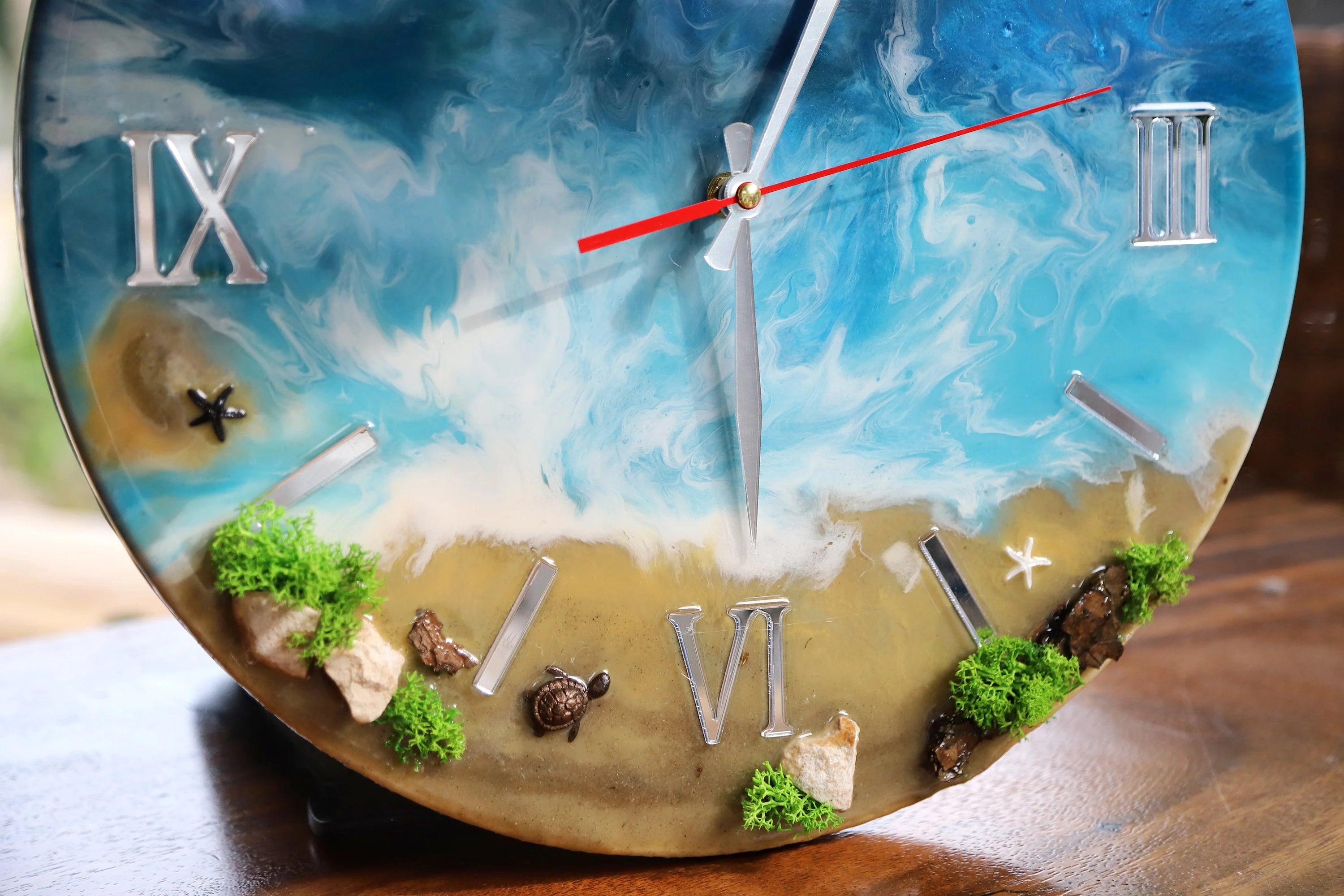 Epoxidharz Wanduhr im Meer Design mit echtem Sand und stabilisiertem Moos